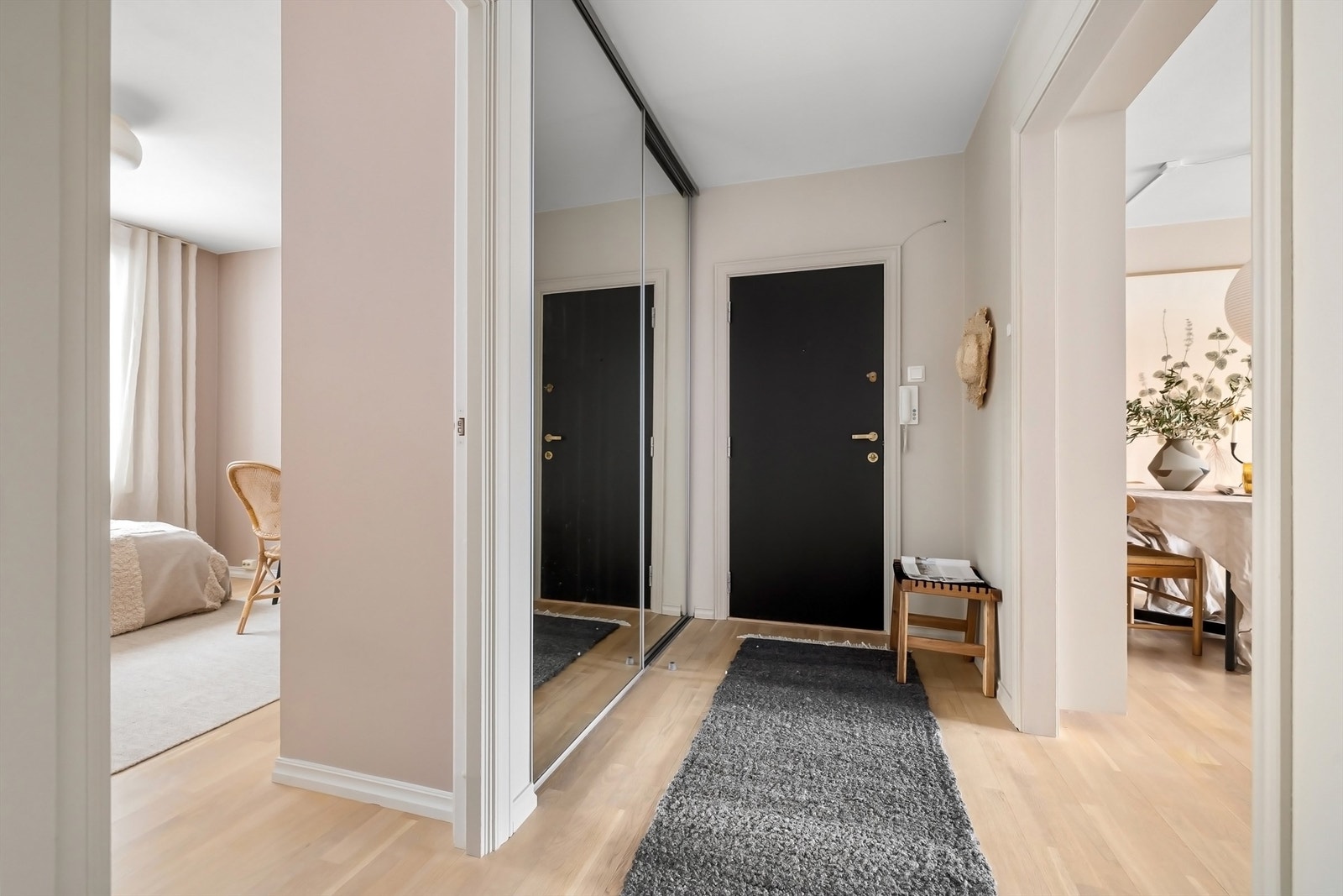 Praktisk skyvedørsgarderobe med plass til oppheng av tøy og oppbevaring av sko Galleribilde