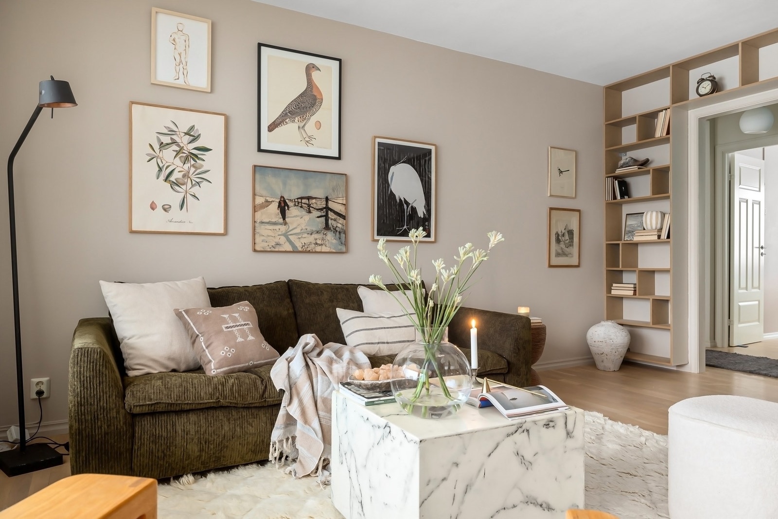 Overflatene ble malt i 2022/2023 i delikate farger, og nesten alle tak ble pusset og malt. Stuen er malt i fargen Sand Galleribilde