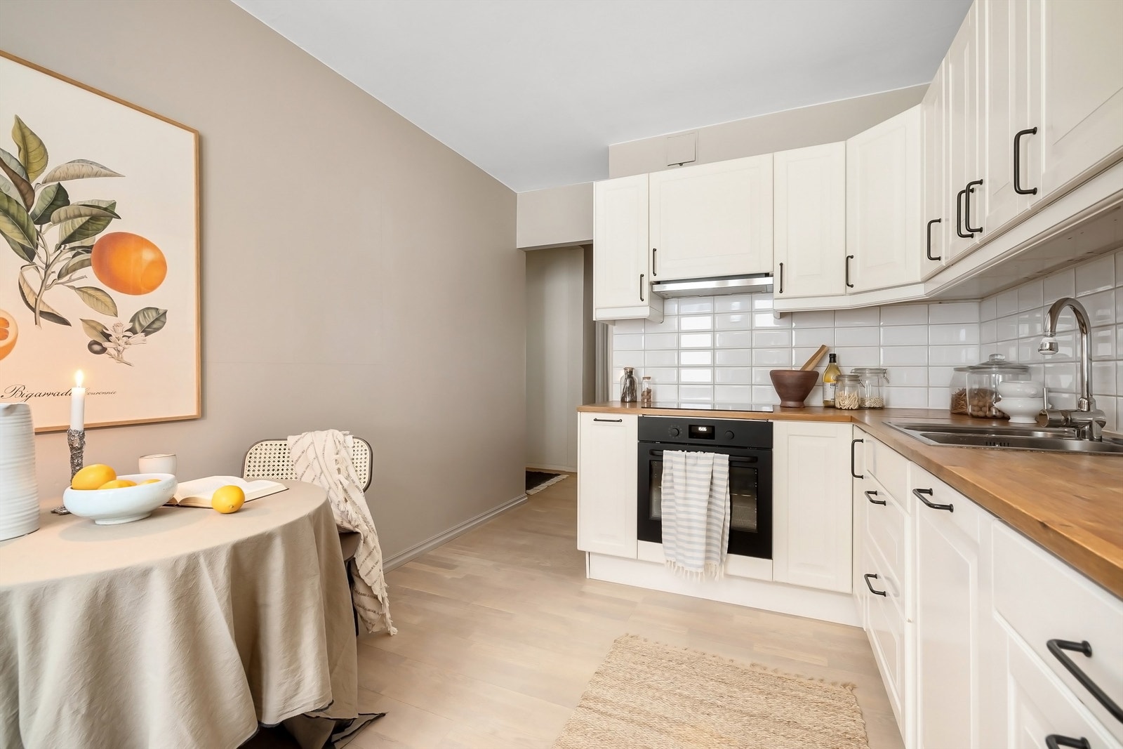 Integrerte hvitevarer som platetopp og ovn fra 2023, oppvaskmaskin fra 2021 og kjøleskap med frysedel Galleribilde