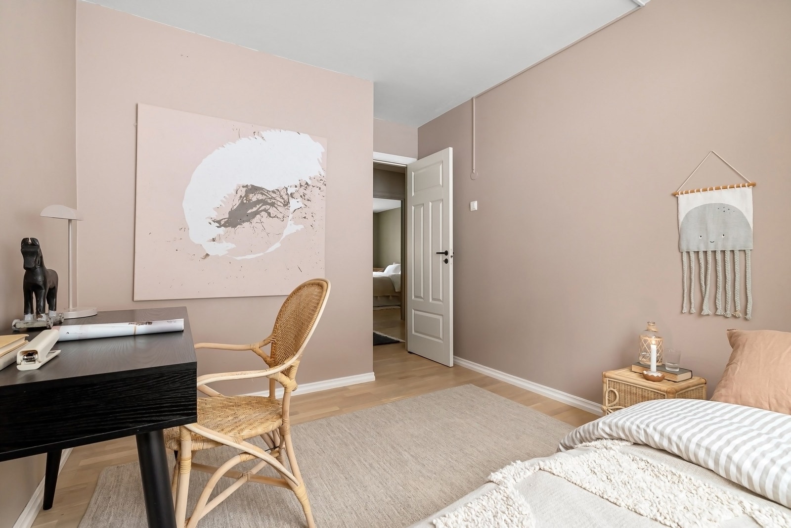 Plass til enkeltseng, skap, skrivebord og kontorstol Galleribilde