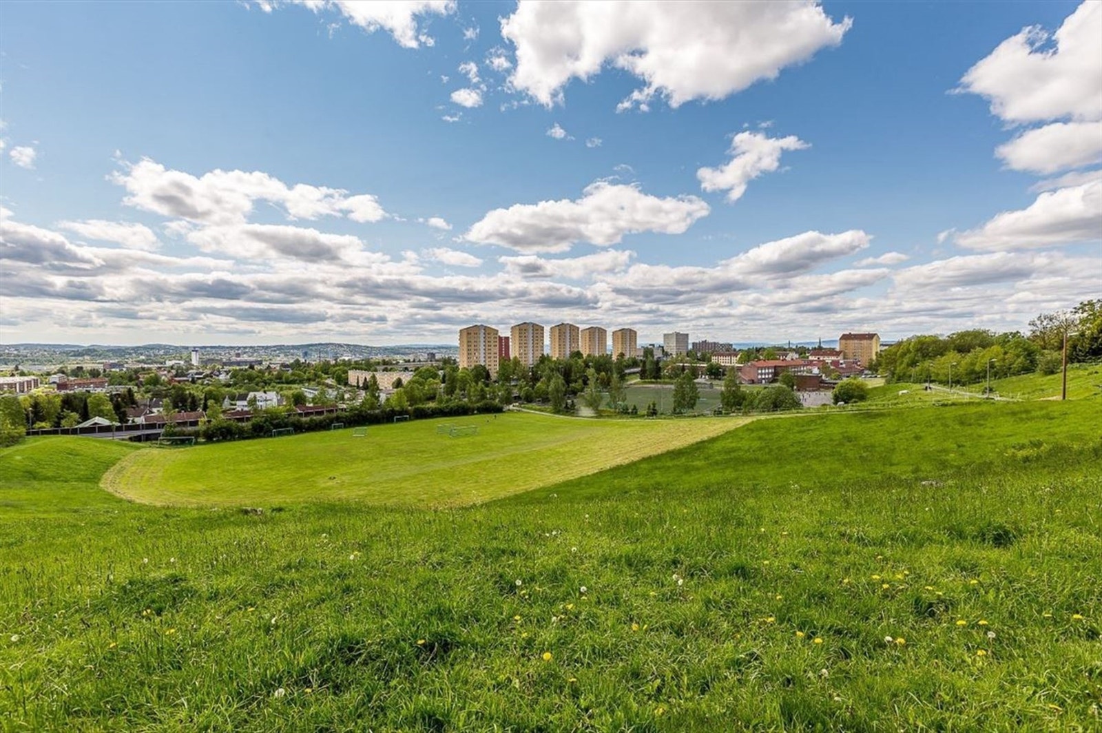Store grøntområder og fotballbaner bak Årvoll skole Galleribilde