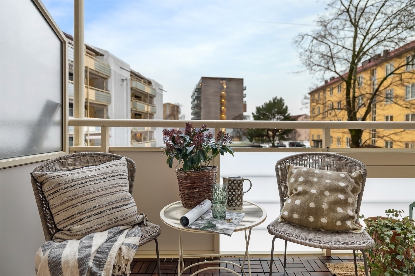 Fin utsikt mot grønt fellesareal og lite innsyn Galleribilde