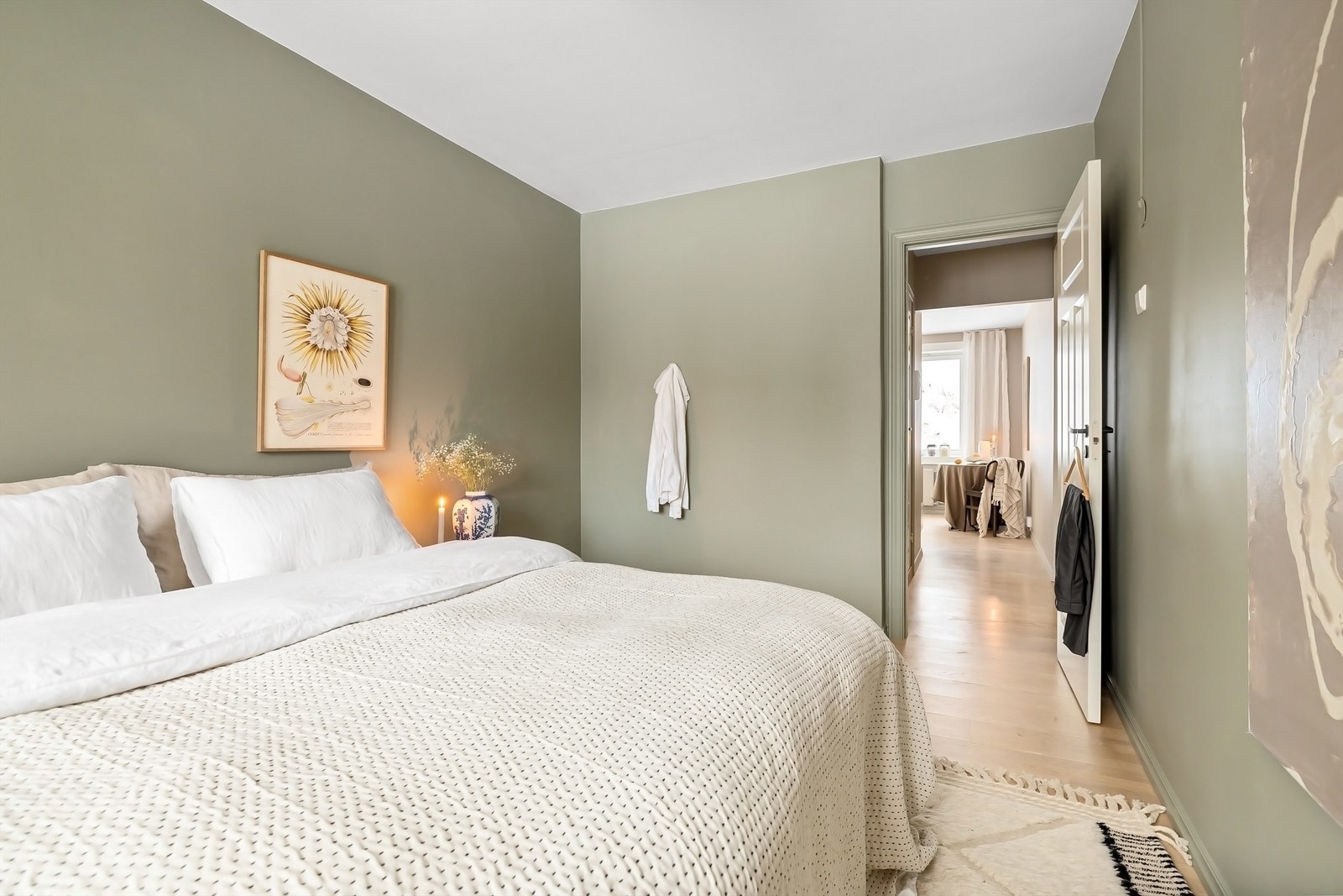 Plass til dobbeltseng og nattbord. Plass til garderobeskap Galleribilde