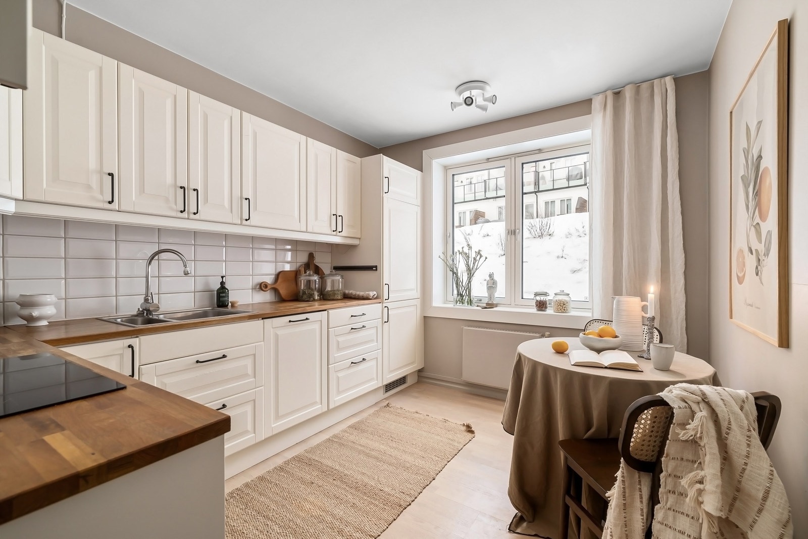 Lekker 3-roms i høy 1. etasje med solrik balkong på 10 kvm, pent kjøkken og bad i regi av borettslaget Galleribilde