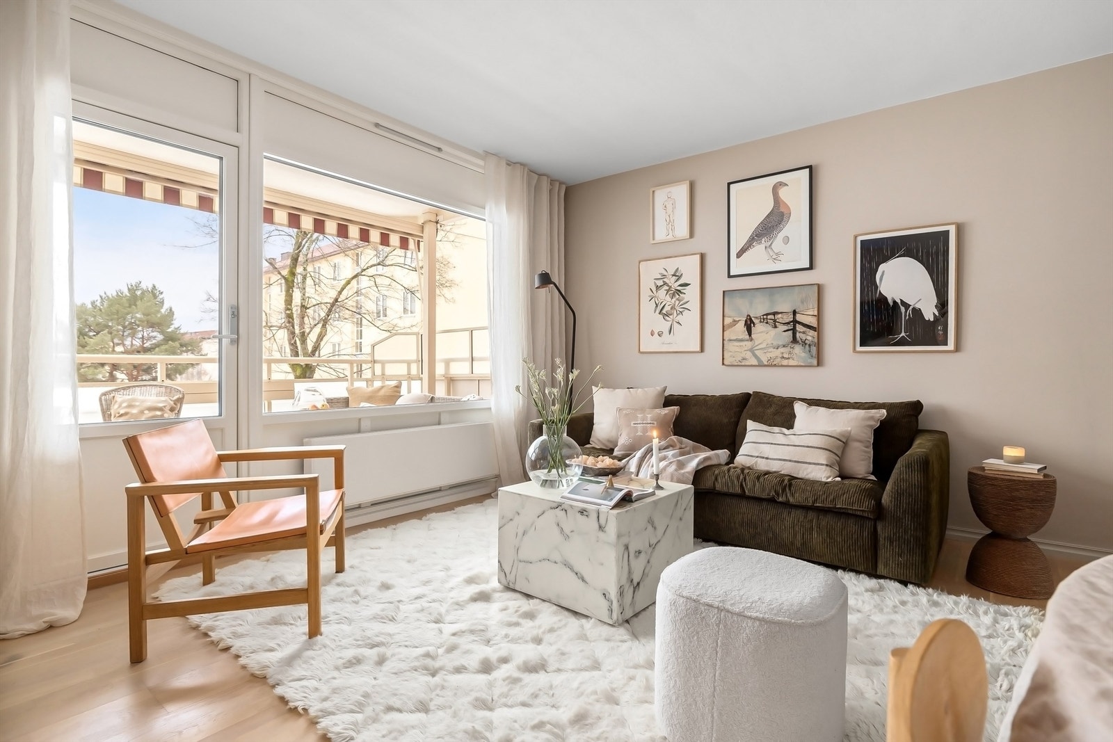 Store vindusflater gir godt med naturlig lys Galleribilde