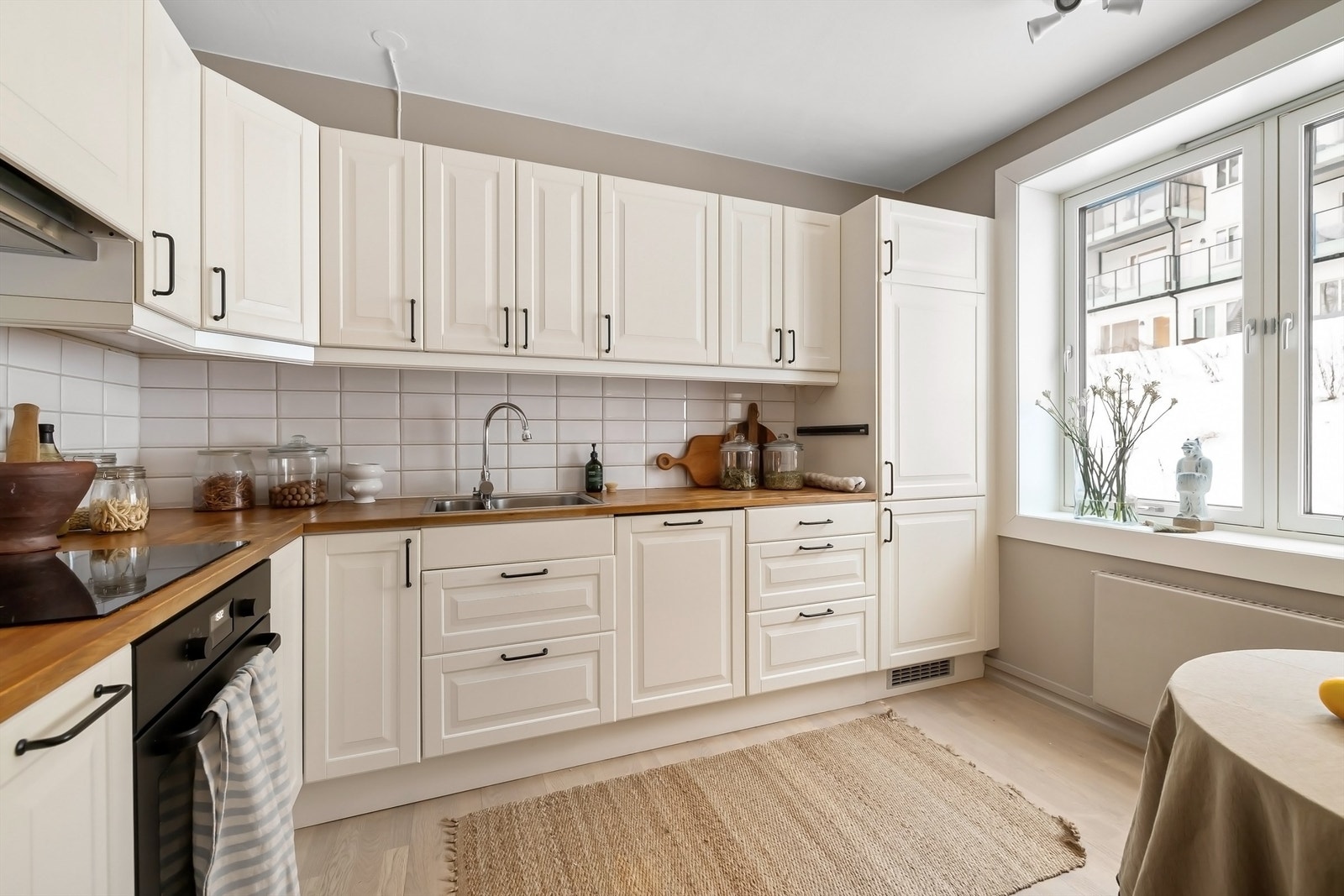 Tidløs kjøkkeninnredning fra IKEA med profilerte fronter og benkeplate i tre Galleribilde