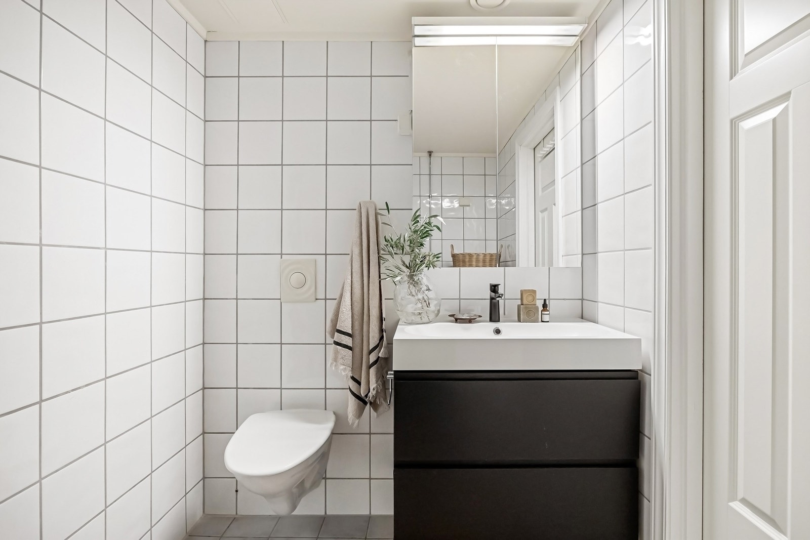 Vegghengt servantinnredning med skuffer og ett-greps armatur fra 2023. Vegghengt speilskap med overlys og stikkontakt på vegg Galleribilde