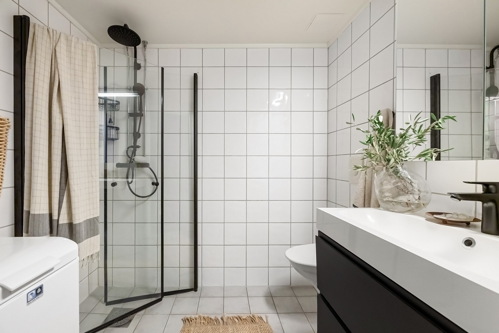 Flislagt gulv med varme. Plass og opplegg for vaskemaskin og tørketrommel Galleribilde