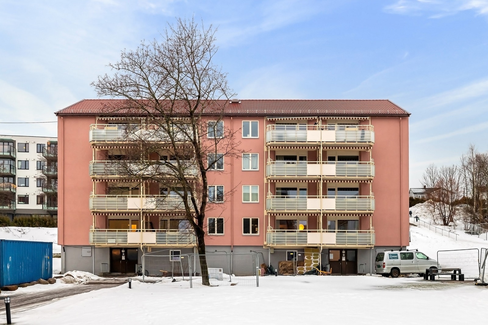 0M3A5791.jpgBlokken er omkranset av grøntarealer, har kort vei til marka, butikker og offentlig transport. Her er det et ungt, sporty og engasjert bomiljø Galleribilde