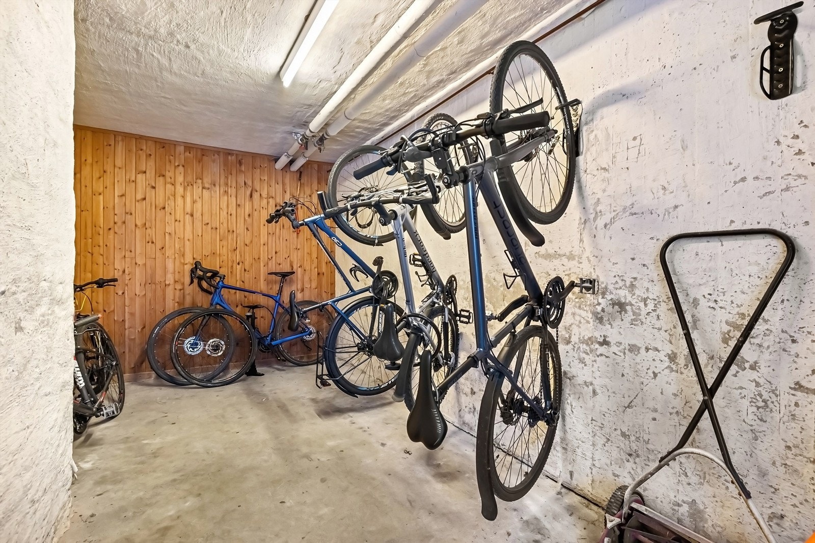 Leiligheten har to store boder, felles bod i kjeller til fryser og gratis fellesvaskeri. Det er også felles sykkelbod i kjeller Galleribilde