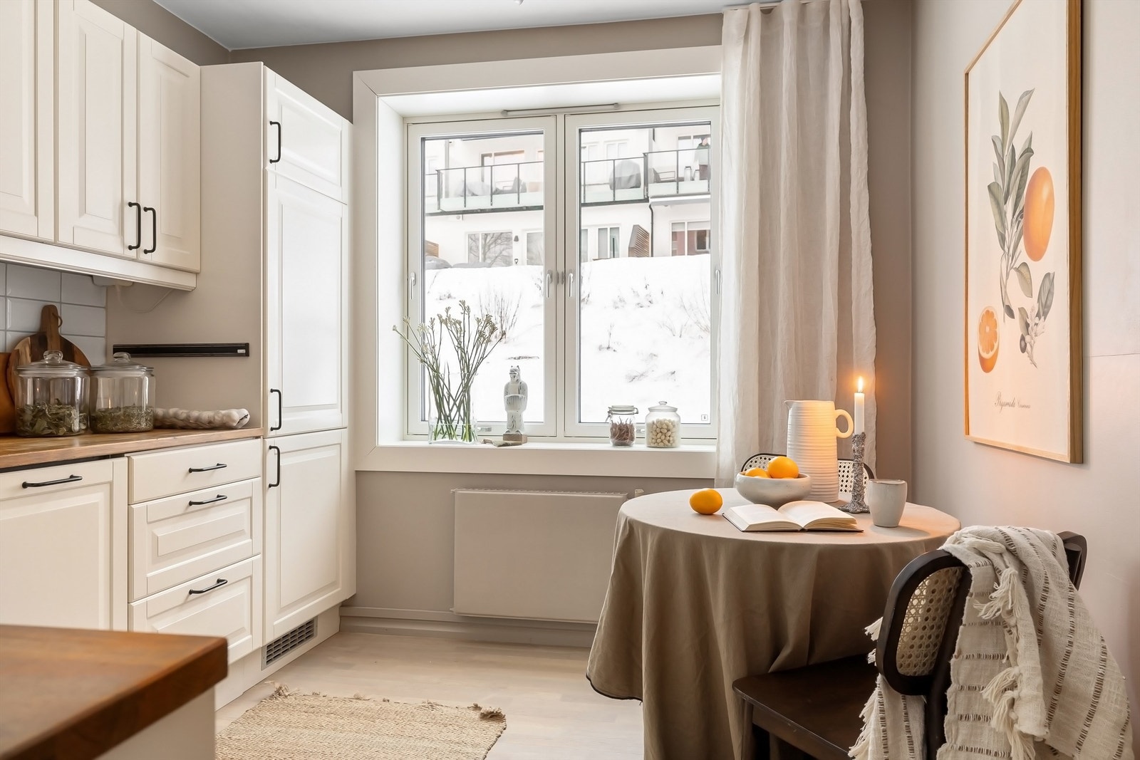 Separat kjøkken med spiseplass Galleribilde