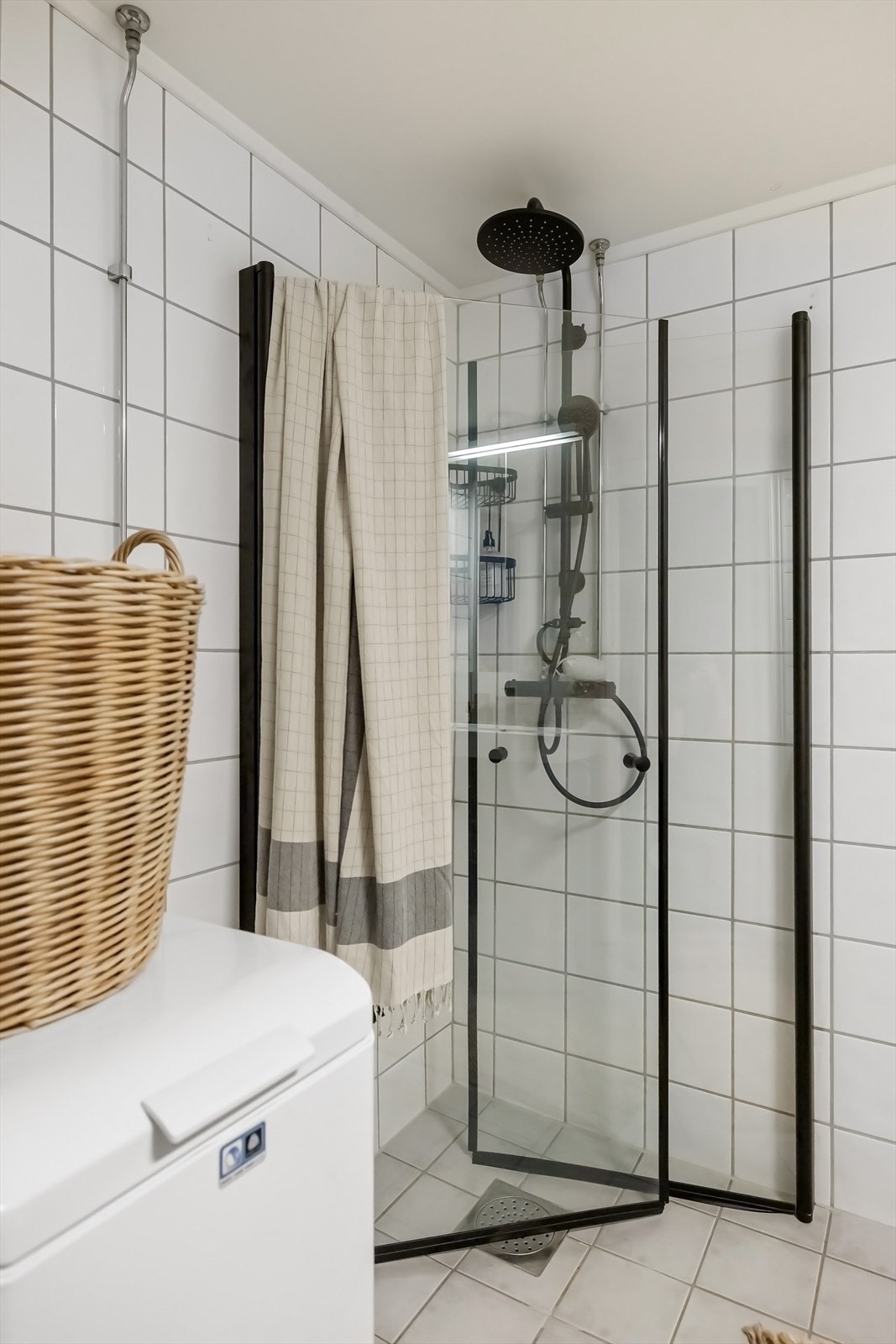 Dusjhjørne med innfellbare dører fra 2023. Dusjarmatur tilkoblet veggmontert hånddusj og regndusj fra 2023 Galleribilde