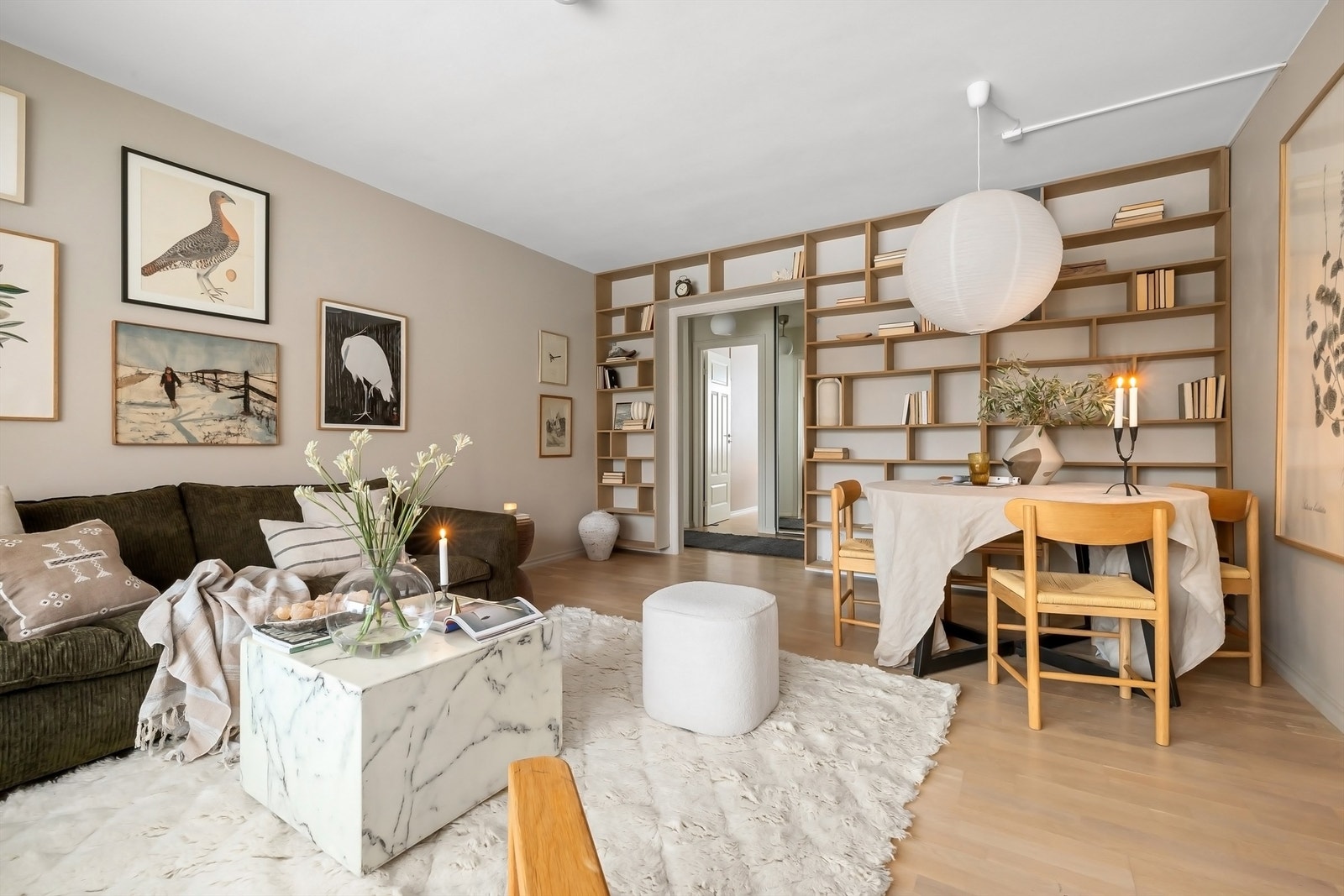 Romslig stue med plass til sofagruppe, spisegruppe og tv-møblement Galleribilde