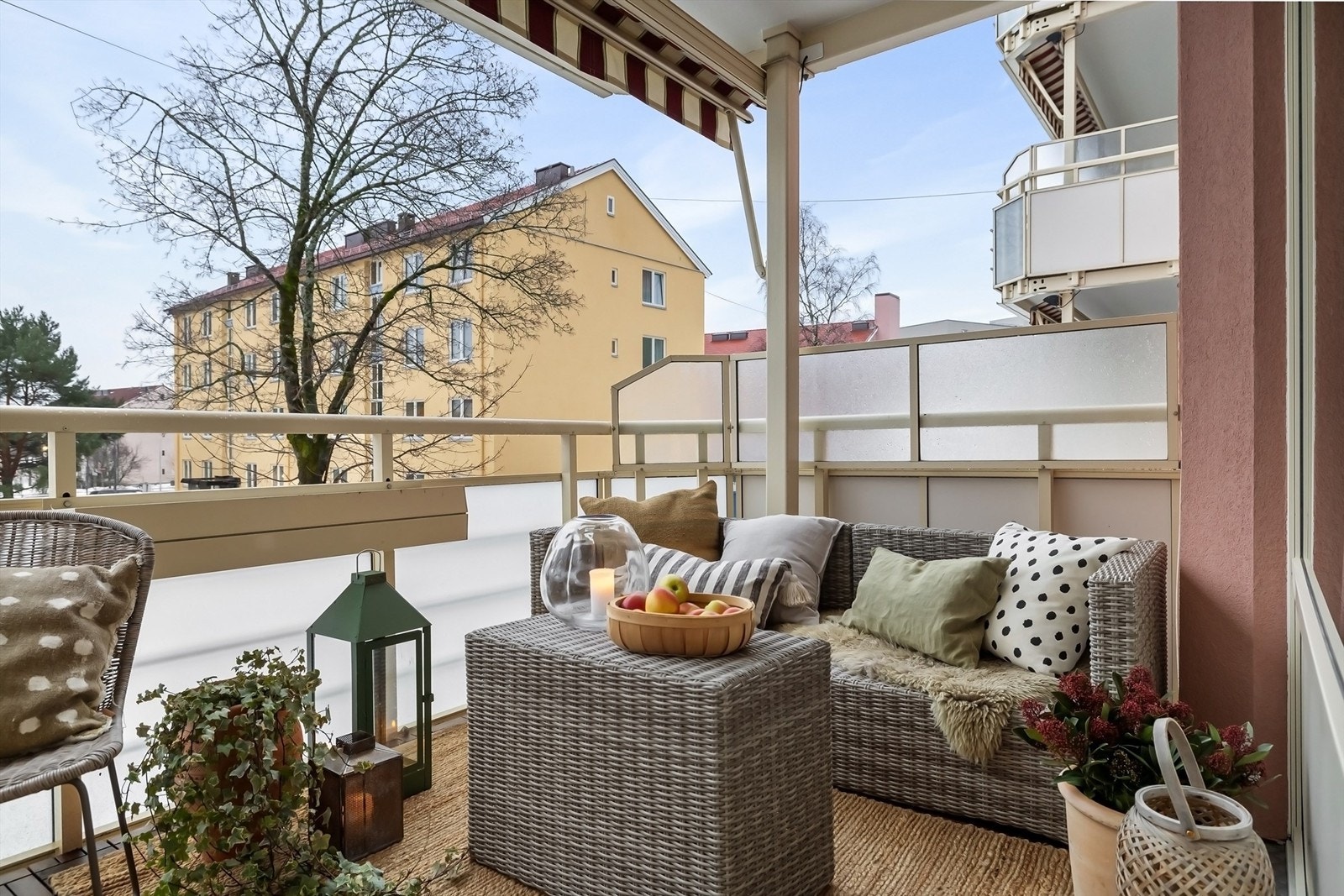 God plass til utemøbler og grill. Selger opplyser om sol på balkongen fra ca. kl. 08.30 til kl. 17.30 sommerstid Galleribilde