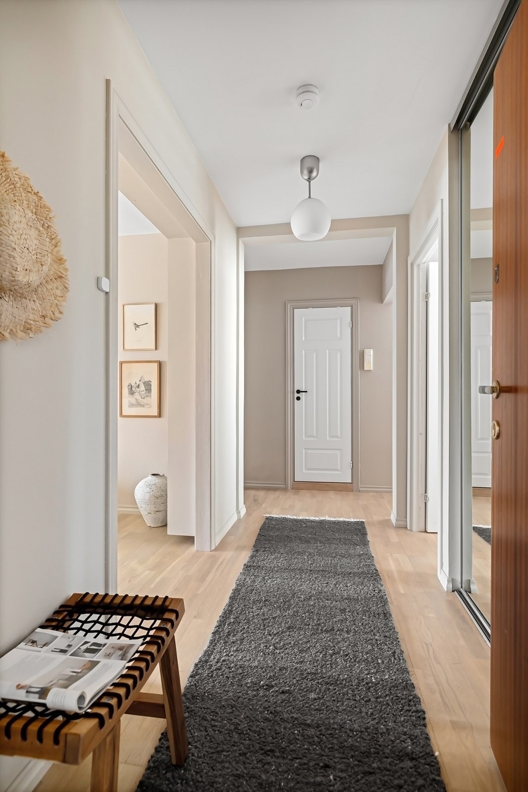 Entré med adkomst til alle rom i leiligheten Galleribilde