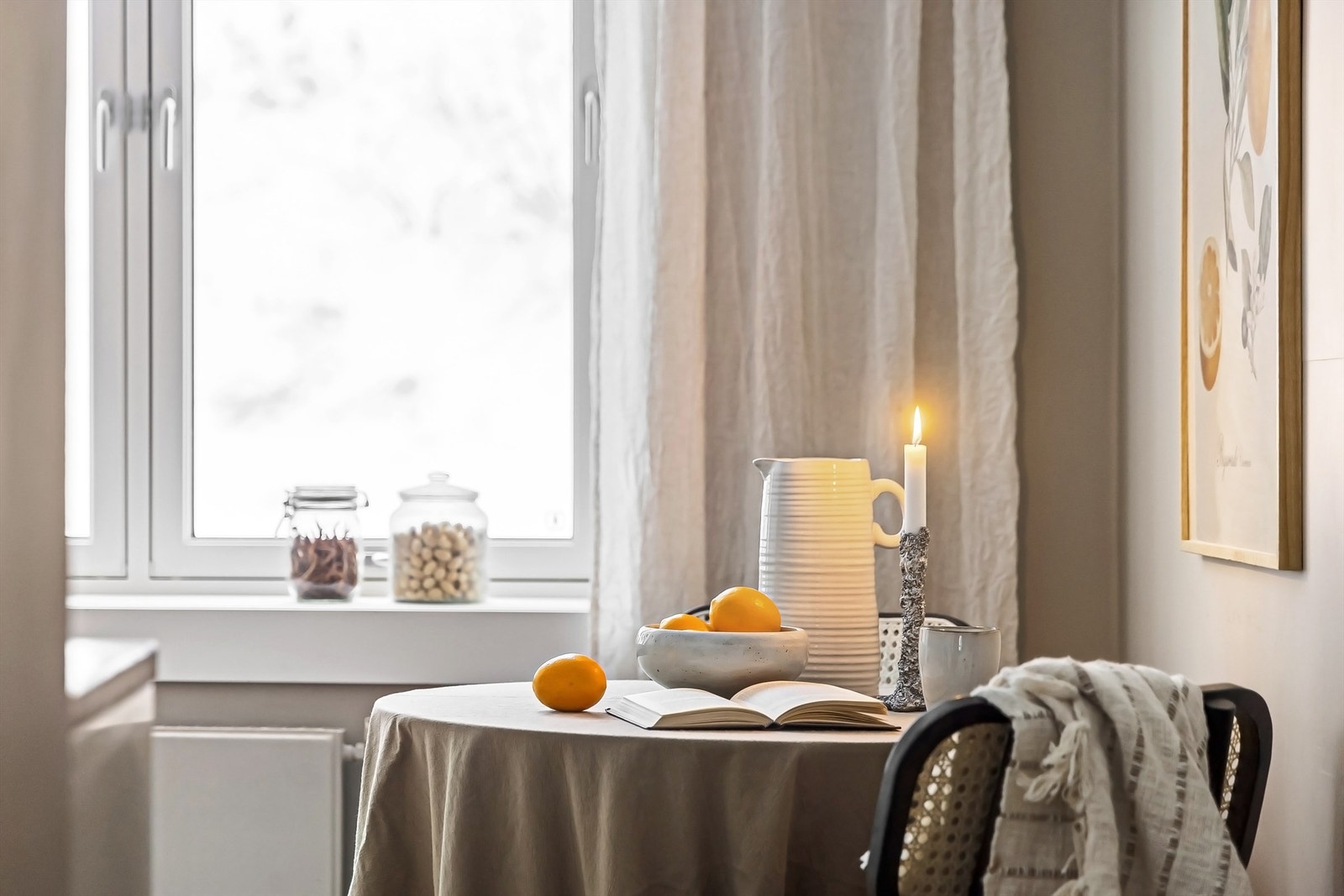 Kjøkkenet er malt i fargen Modern Beige Galleribilde