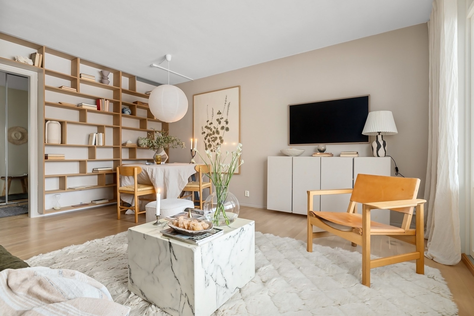 Plassbygget bokhylle på den ene veggen Galleribilde