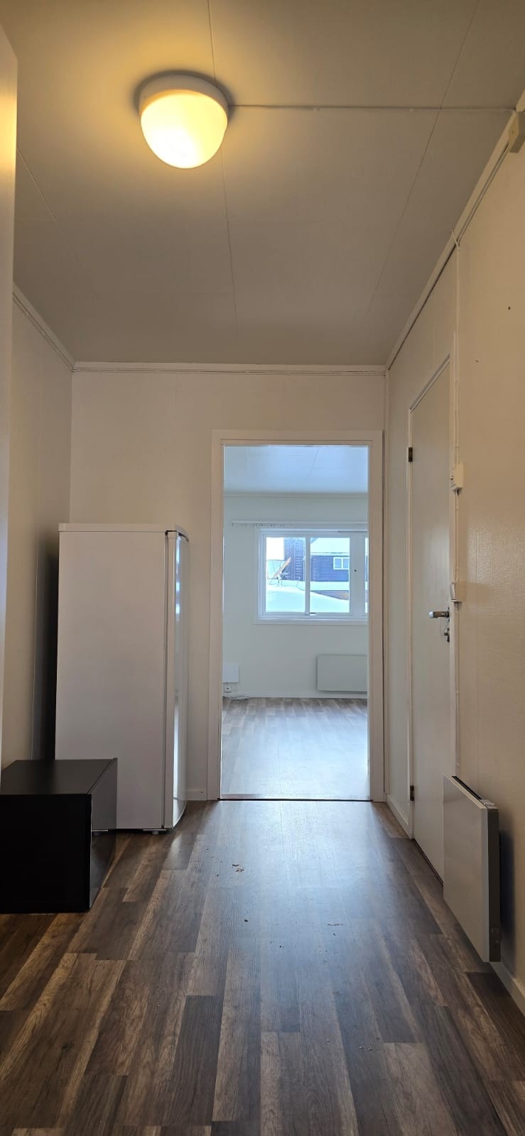 Gang med god lagringsplass binder entreen, soverommet, badet og stue/kjøkken sammen Galleribilde