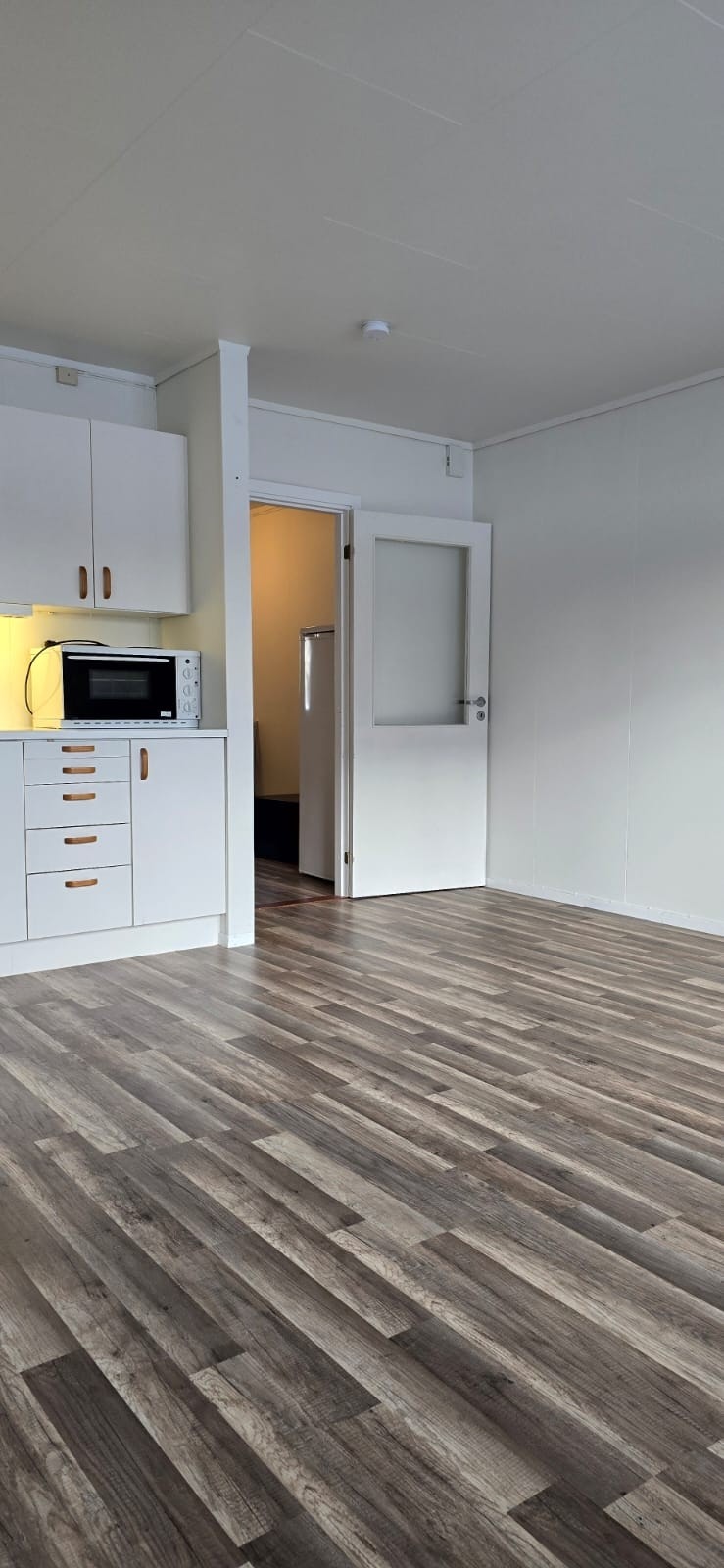 Romslig åpen stue/kjøkkenløsning Galleribilde