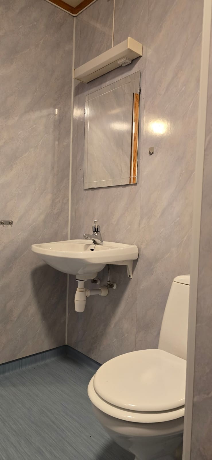 Bad med servant, toalett og dusj. Galleribilde