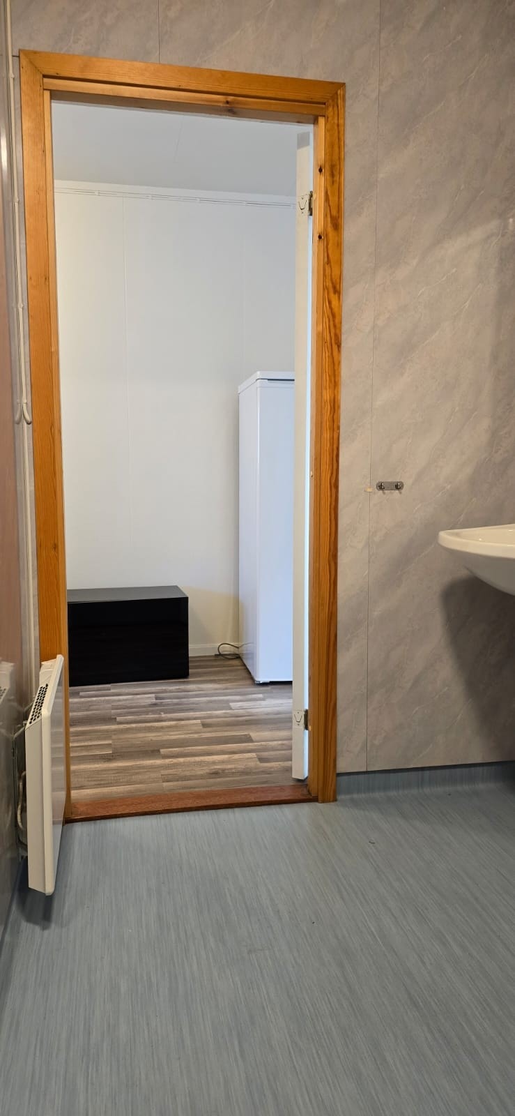 Bad med servant, toalett og dusj. Galleribilde