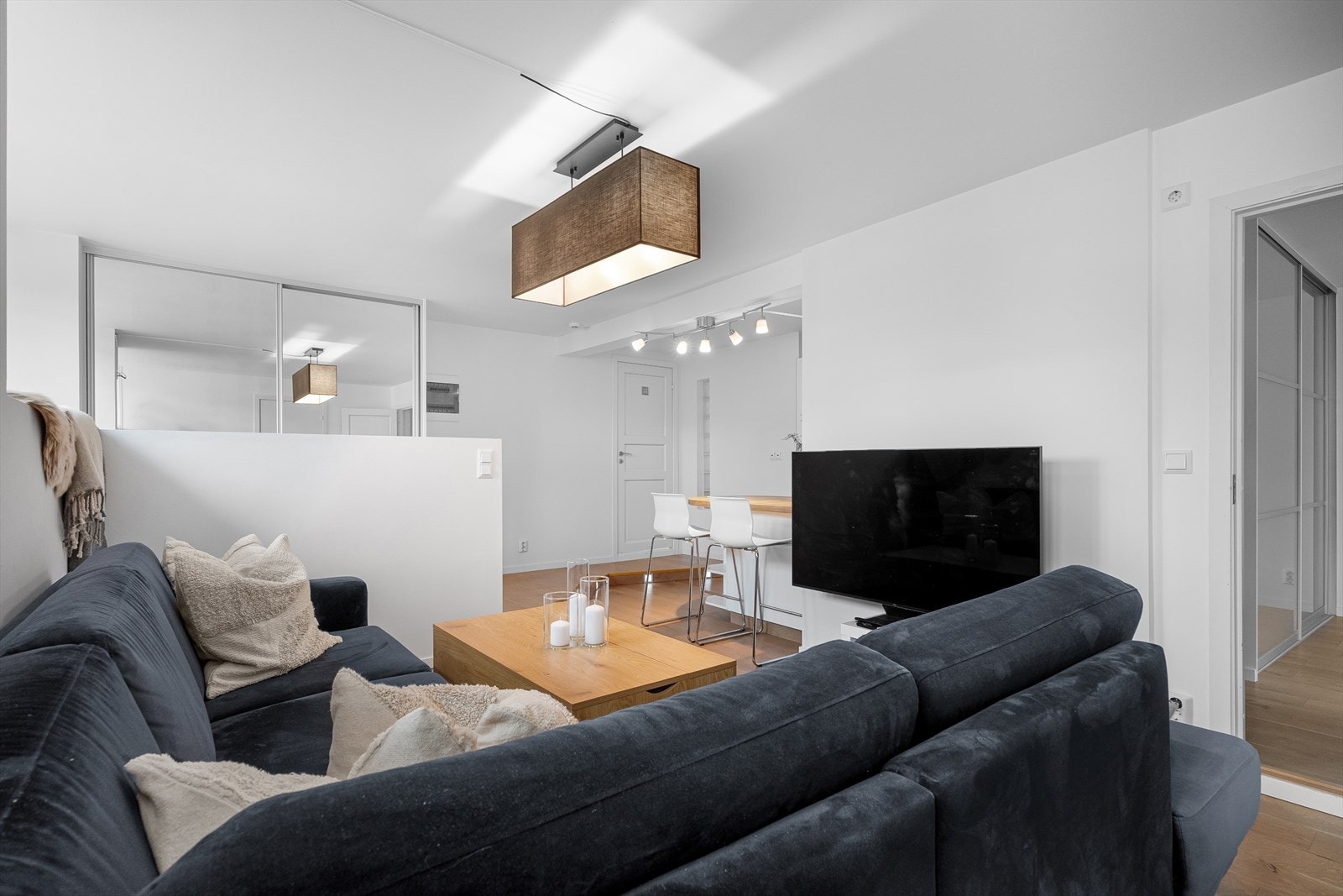 Denne koselige stuen har en smart og funksjonell utforming som gjør det enkelt å skape et innbydende oppholdsrom. Galleribilde