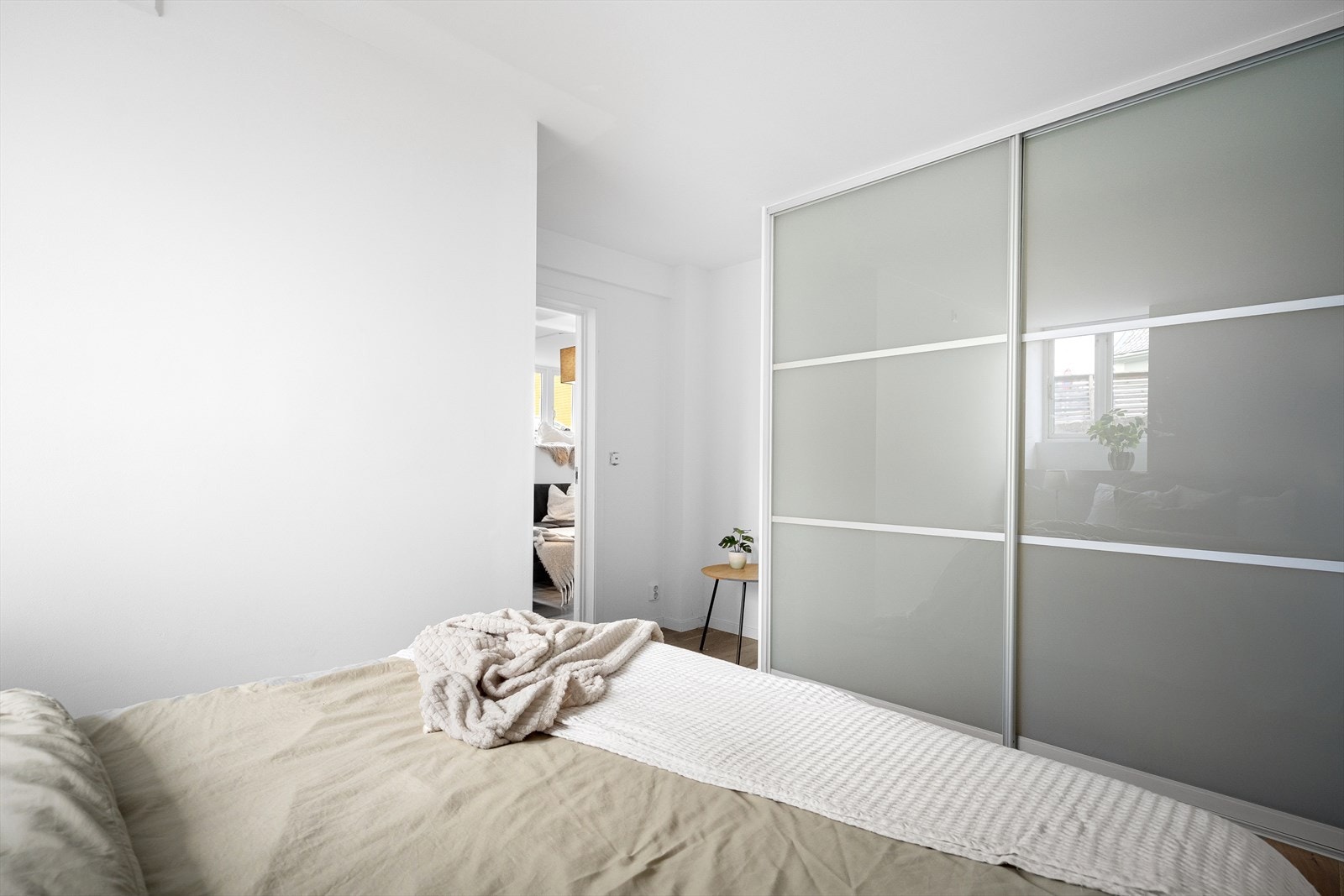 Innredet med romslig skyvedørsgarderobe. Galleribilde