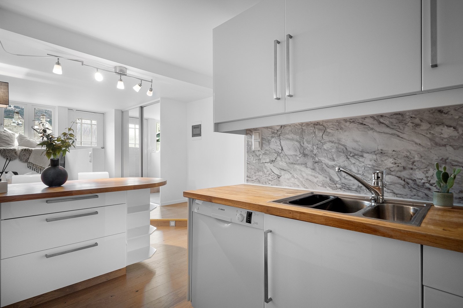 Integrert stekeovn, induksjonsplatetopp og kombinert kjøl- og fryseskap. Galleribilde