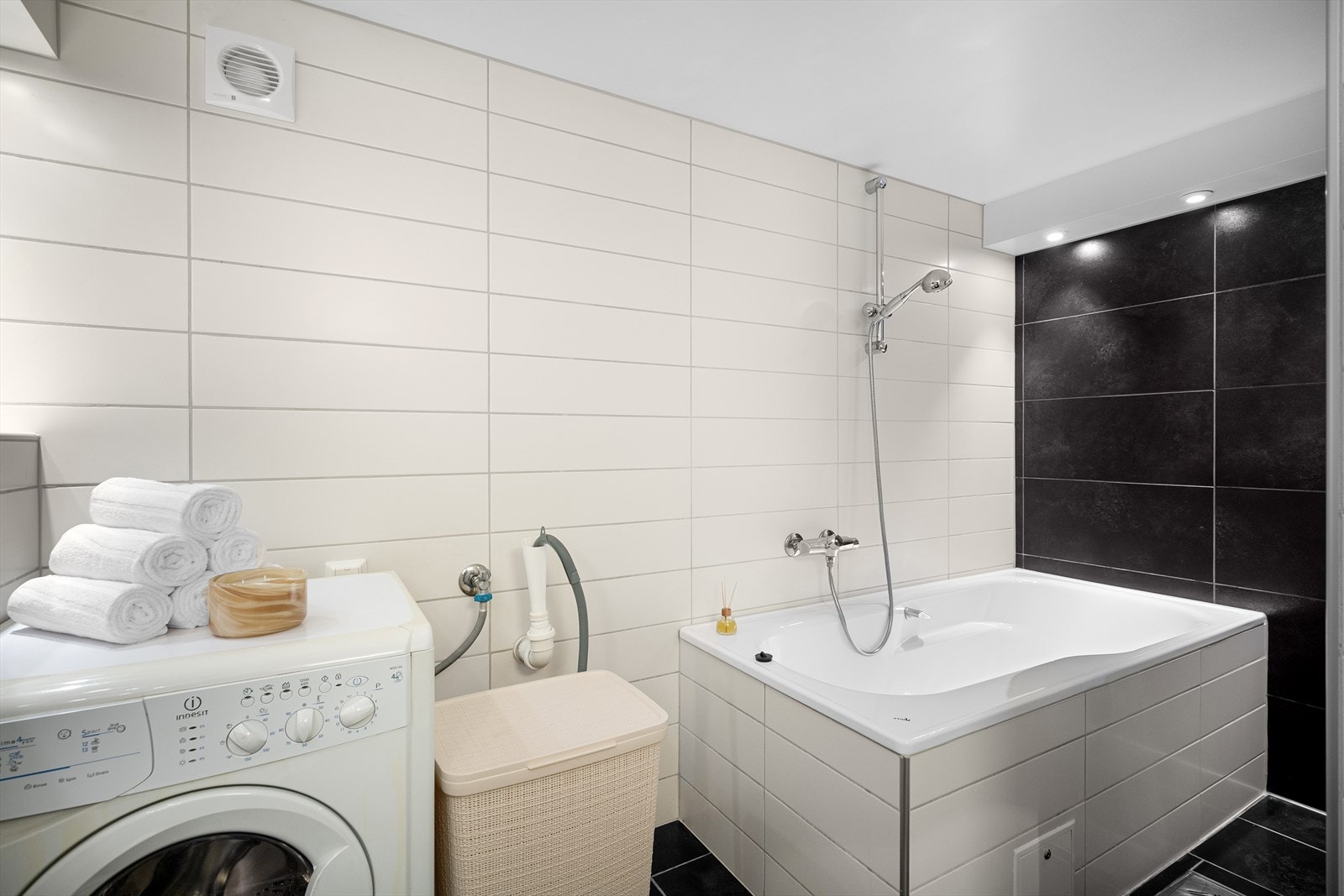 Her får du både dusj/badekar og opplegg for vaskemaskin! Galleribilde