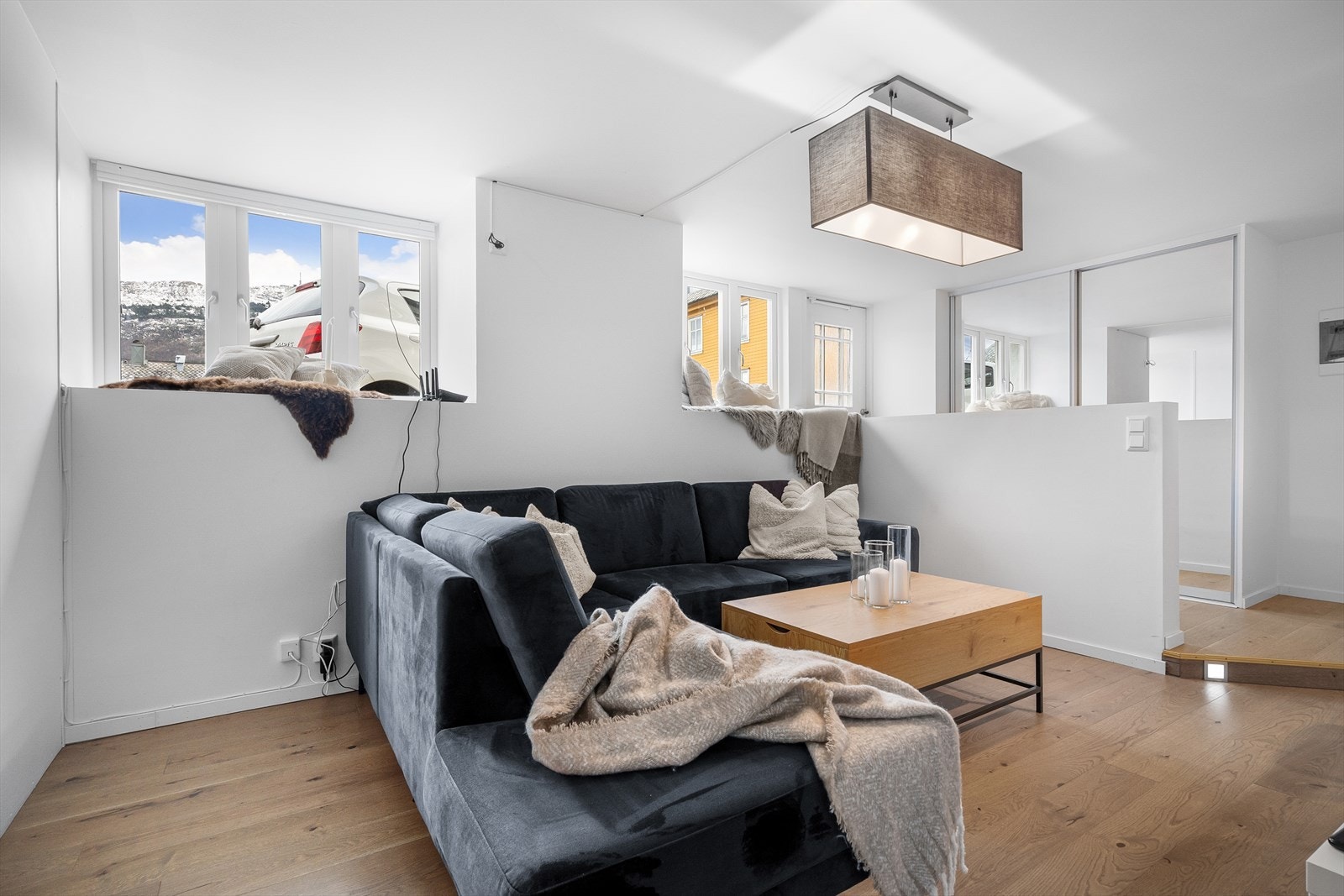 Vinduskarmene bidrar til en lun og hyggelig atmosfære. Den gode dybden gjør de perfekt til hyller. Galleribilde