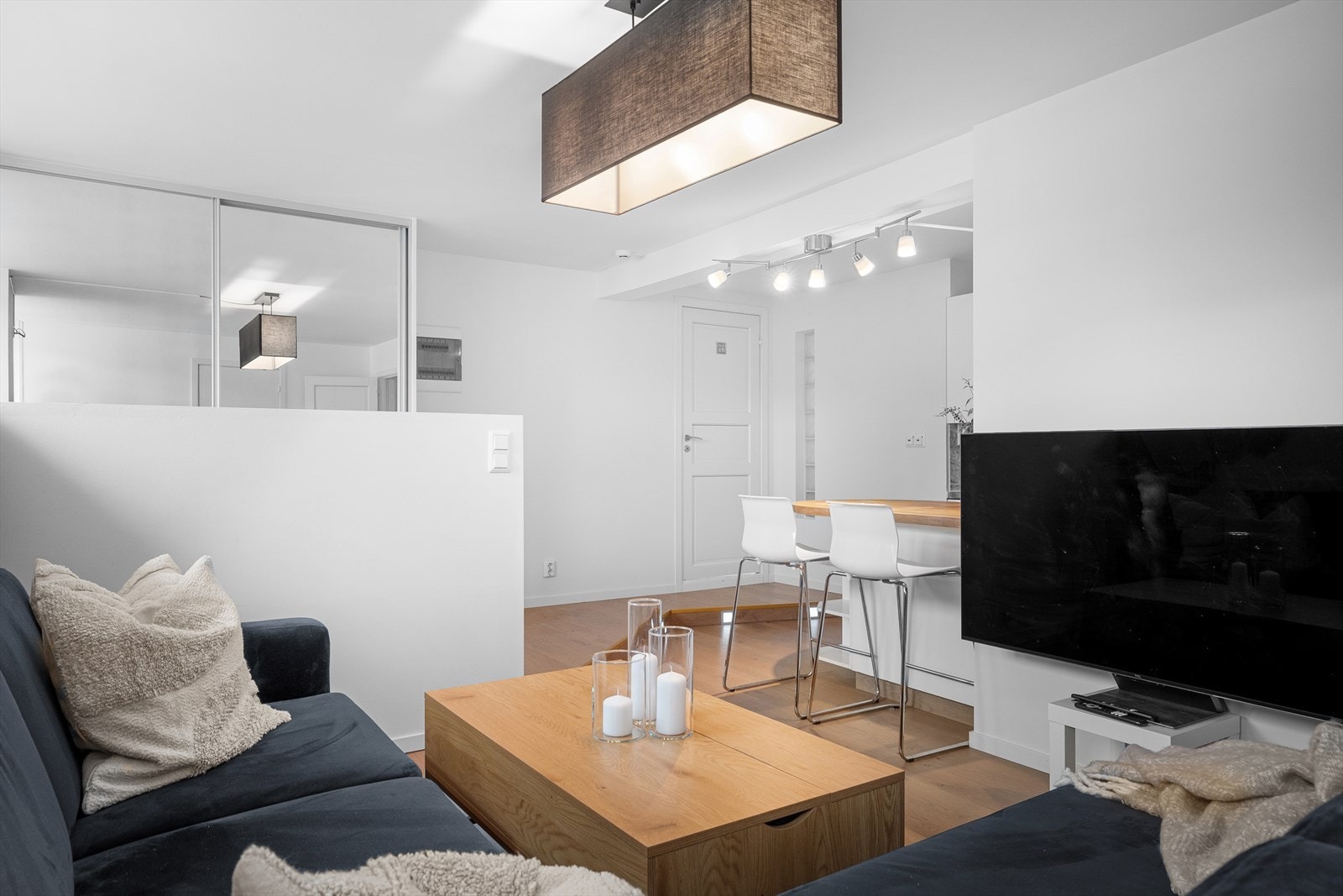 Leiligheten her moderne overflater med gjennomgående enstavs parketten som gir et moderne uttrykk. Galleribilde