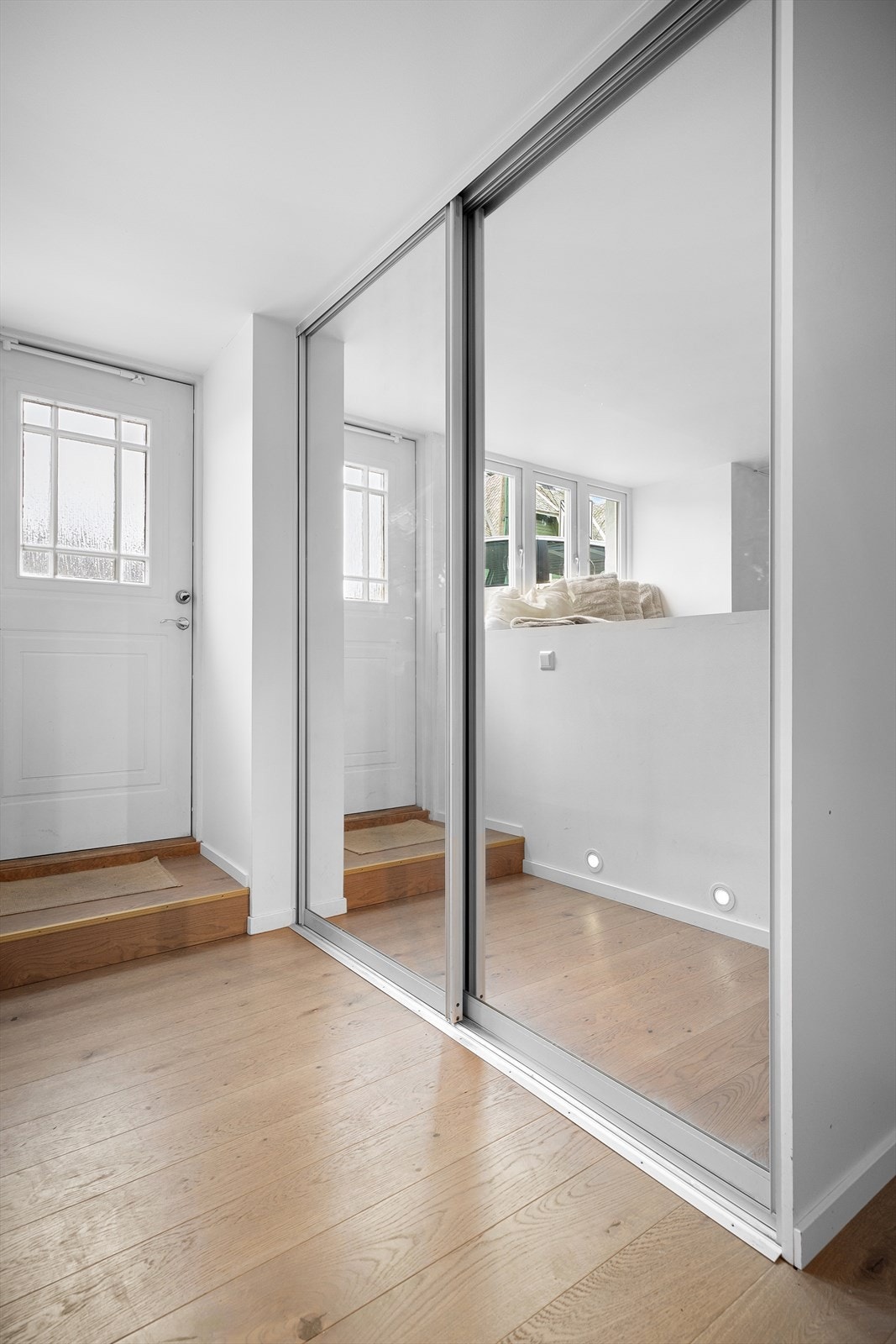 Praktisk skyvedørsgarderobe holder inngangspartiet ryddig. Galleribilde