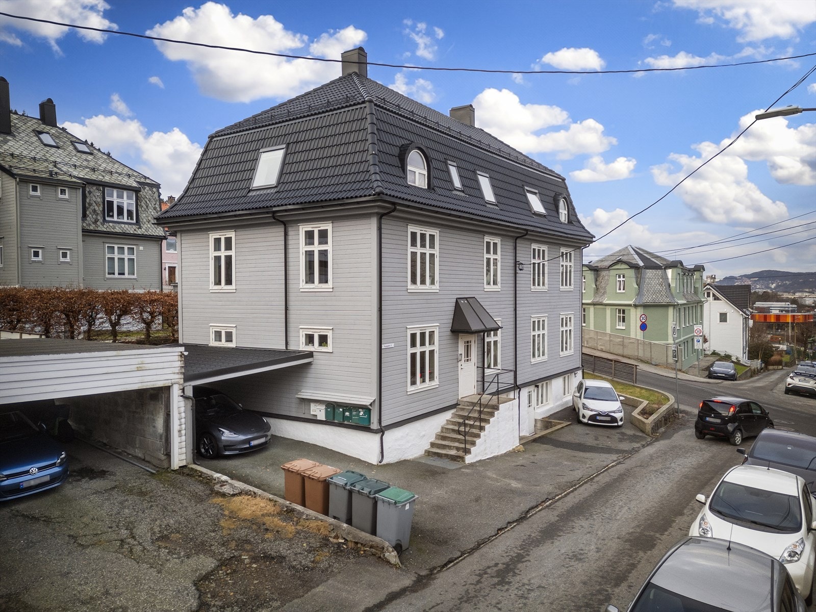 Kort gangavstand til alle nødvendige servicetilbud på Danmarksplass. Galleribilde