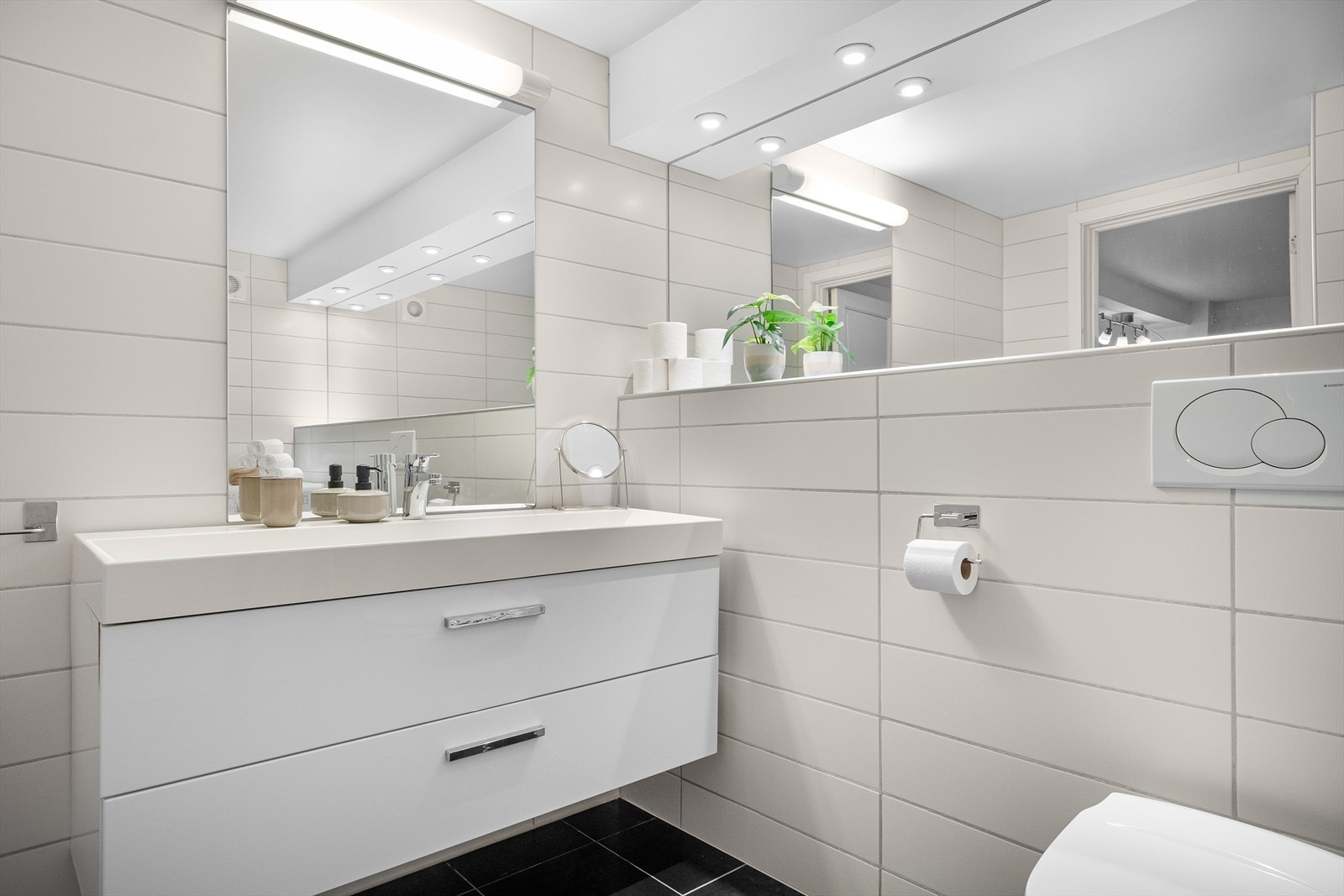 Stort helfliset bad i stilrene farger. Galleribilde