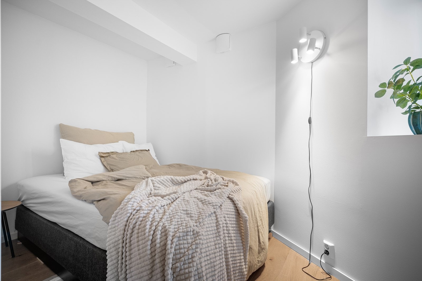 Soverom 2 har også plass til dobbeltseng og nattbord. Galleribilde