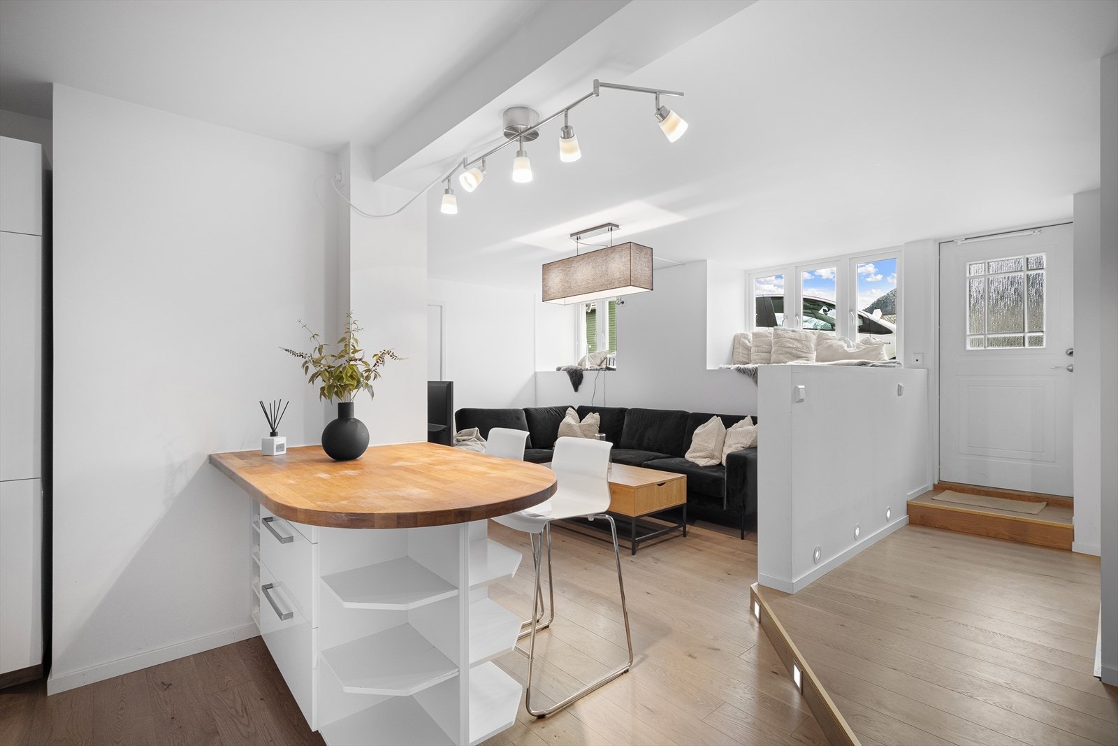 Åpen stue/kjøkken løsning med egne soner. Galleribilde