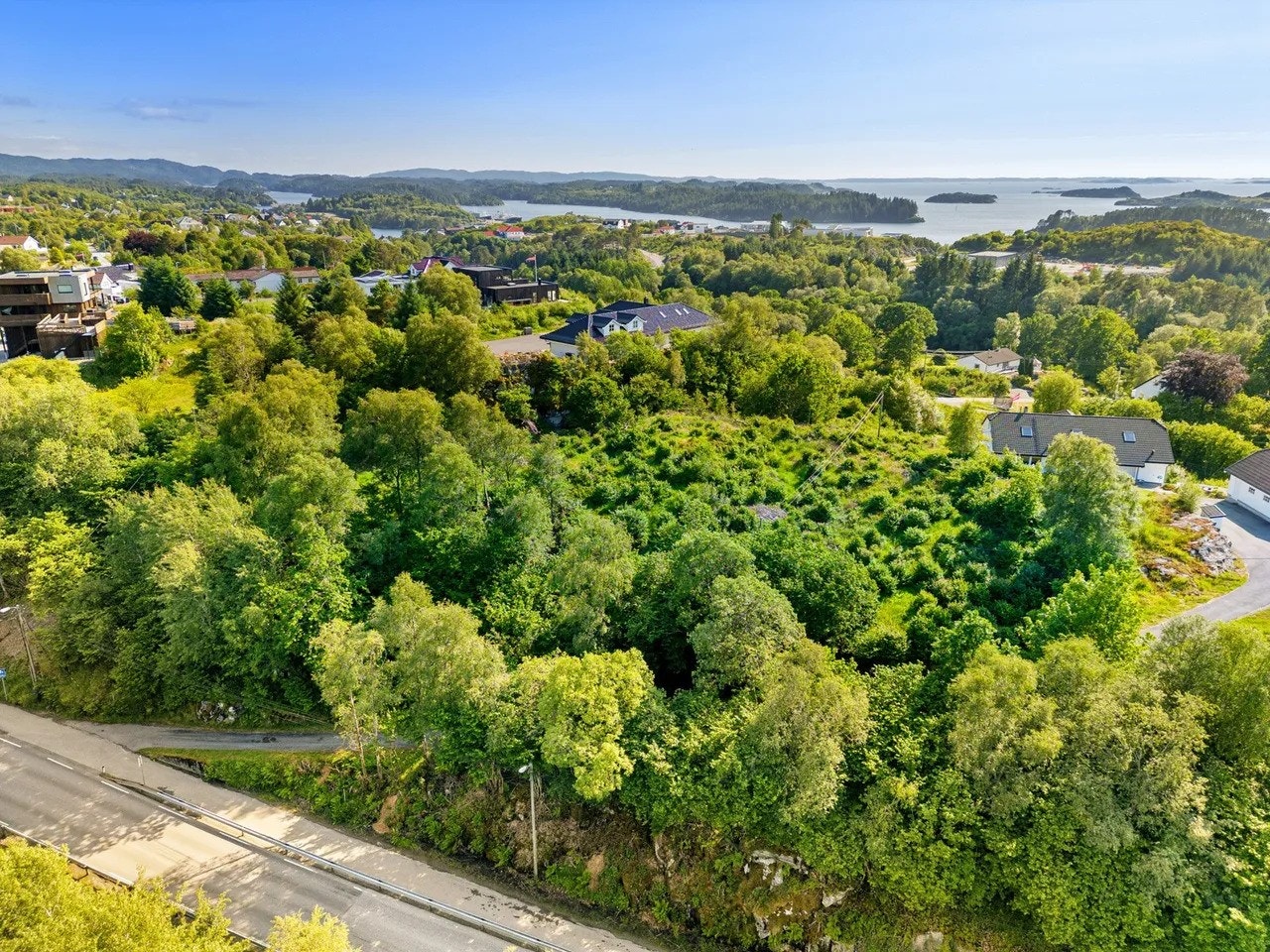 Bussholdeplass ligger like ved boligen. Galleribilde