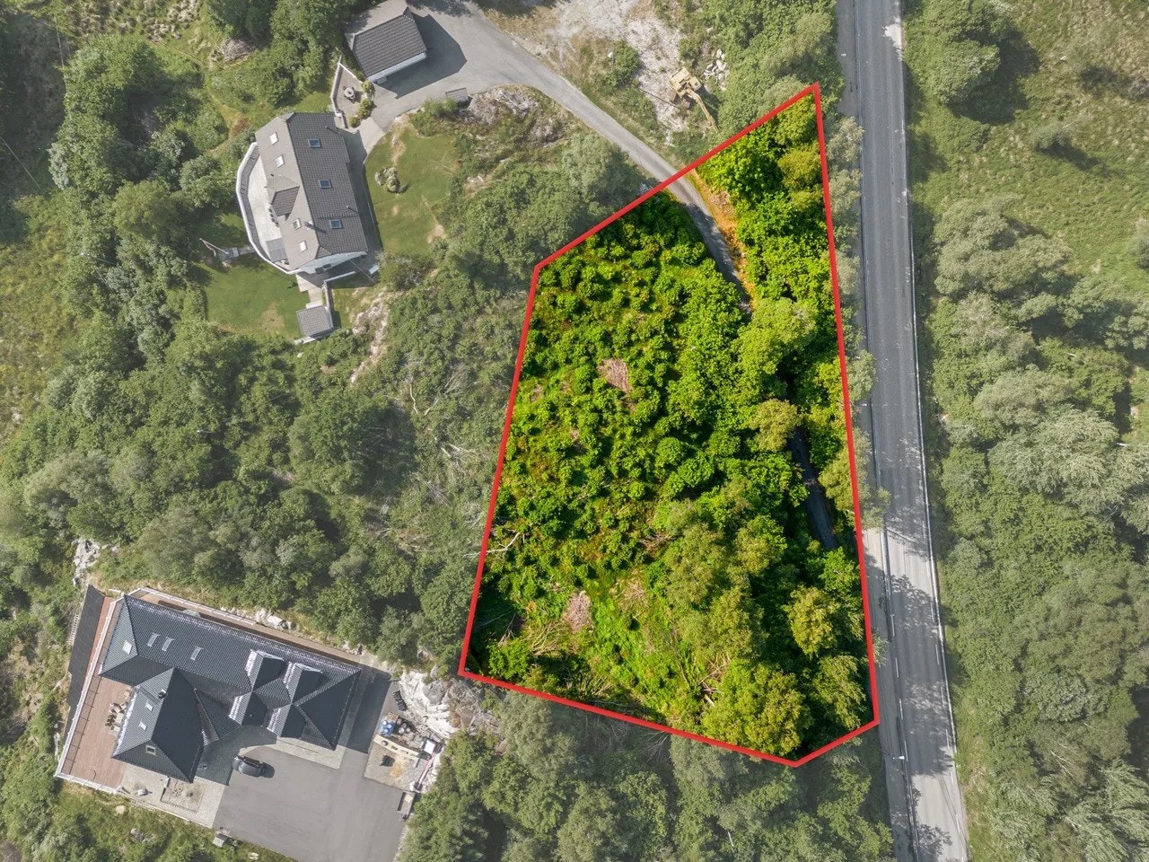 Eiendommen har en sentral beliggenhet på Storebø i et attraktivt og veletablert boligområde. Galleribilde