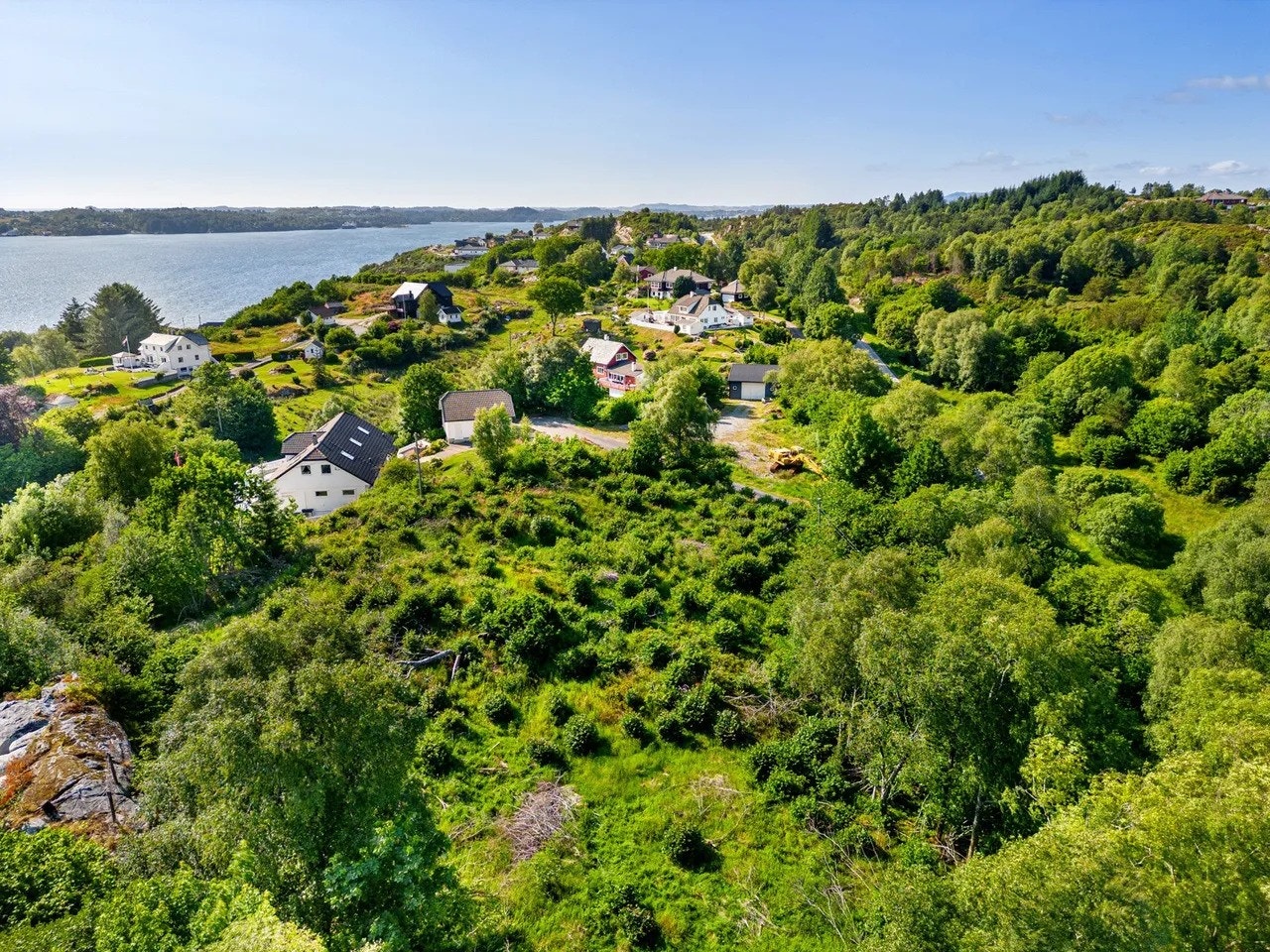 Arealbruken for eiendommen er fastsatt til framtidig boligbebyggelse iht. Kommuneplan for Austevoll kommune. Arealdel til kommuneplanen 2011-2021. Galleribilde