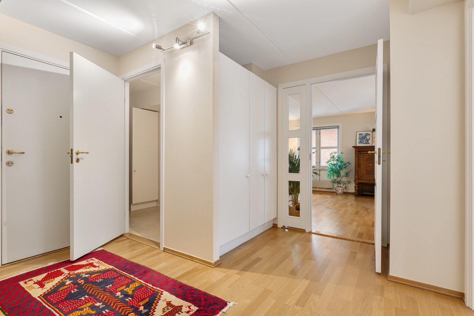 Entréen har inngang til et romslig bodrom med garderobeløsning. Galleribilde