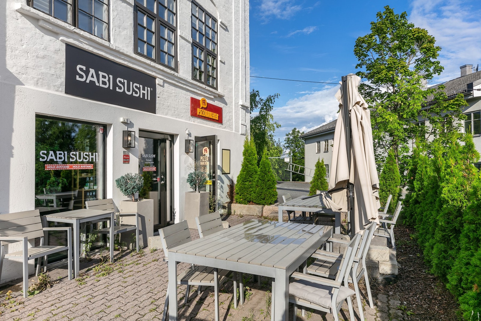 Like oppe i svingen ligger Pizzabakeren, Sabi sushi og kulturhuset Stabekk med moderne kino. Galleribilde