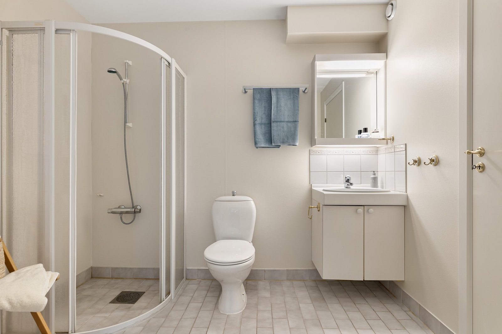 Badet har malt tapet på vegger, og gulv med fliser oppvarmet med varmekabler. Galleribilde