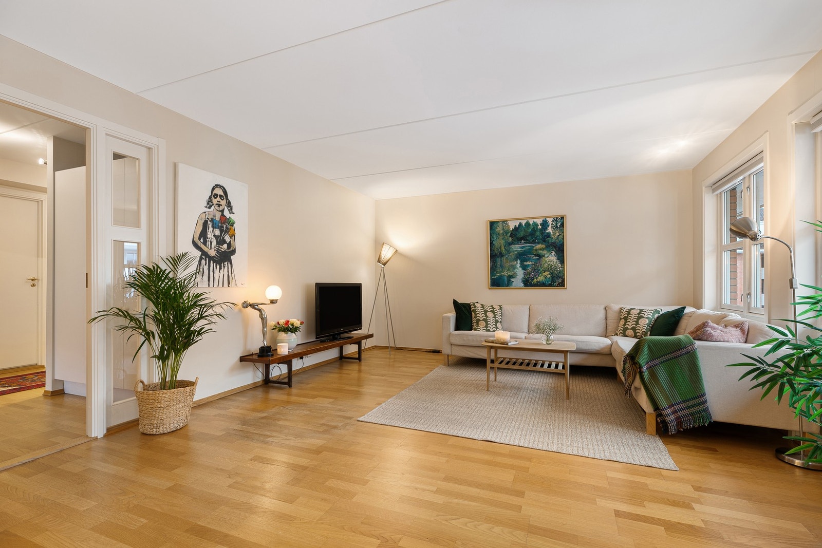 Leiligheten har stue og kjøkken i åpen løsning. Overflater malt i 2025. Galleribilde