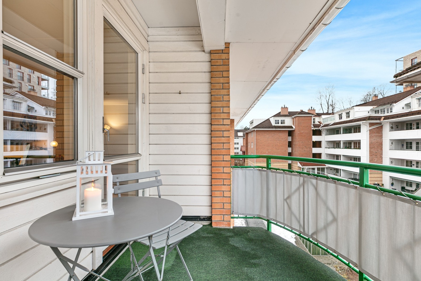 Det er montert belysning i tilknytting til uteplassen. Galleribilde