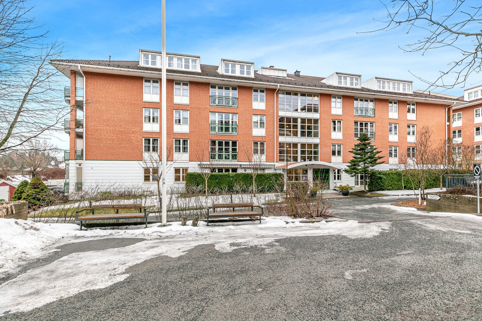 Leiligheten ligger i en bygning oppført i 1995. Galleribilde