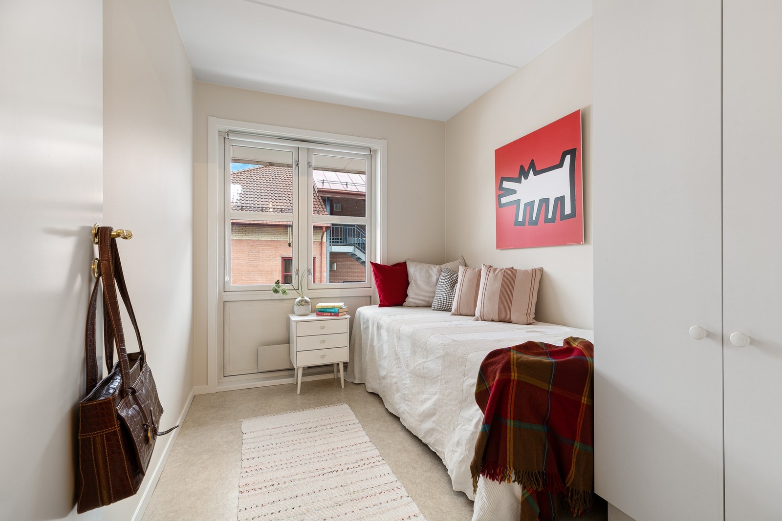 Soverom 2 er innredet med garderobeskap og enkeltseng. Galleribilde