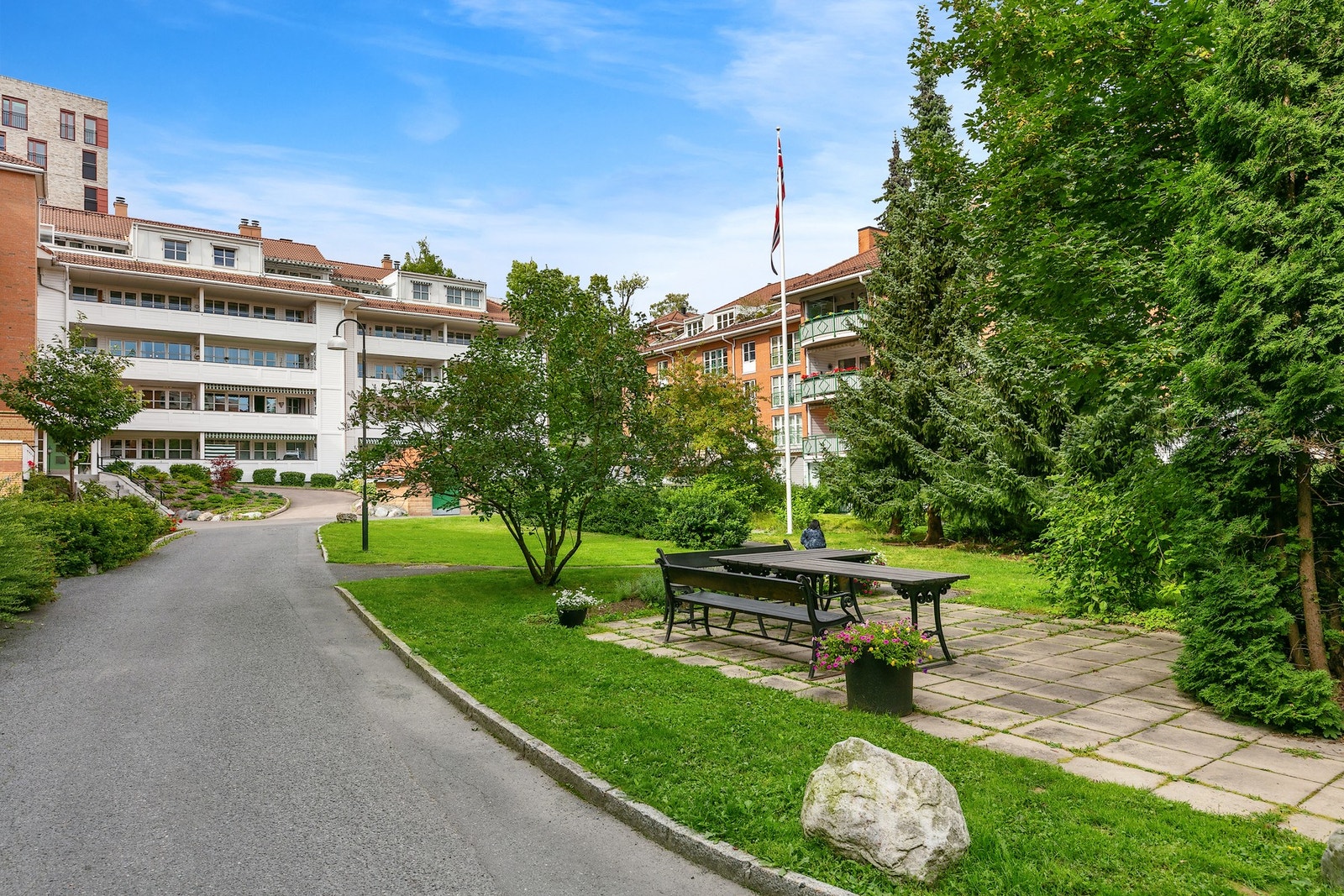 Det hyggelige atriearealet har pent anlagte sosiale soner. Galleribilde