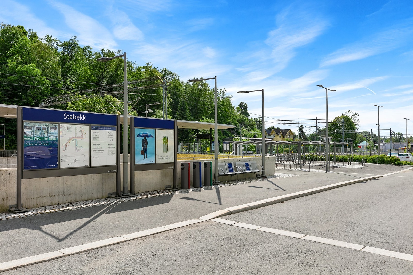 Det er kun 300 meter til Stabekk stasjon, med flytog og avganger på linje 1 og 2, med 15 min kjøretid til Oslo S. Galleribilde