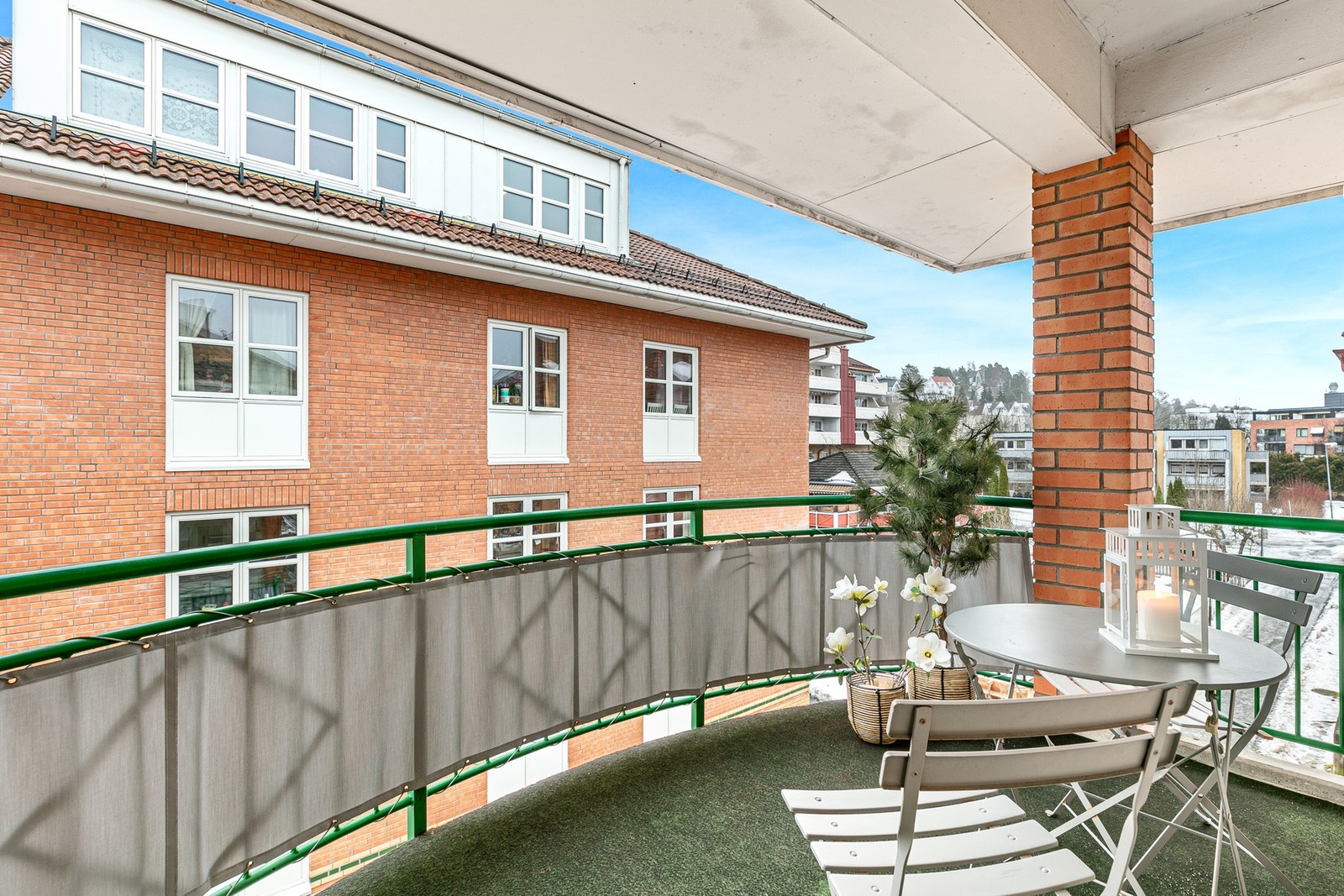 Nordvendt overbygget balkong på omkring 5 m2 med utgang fra stue/kjøkken. Galleribilde