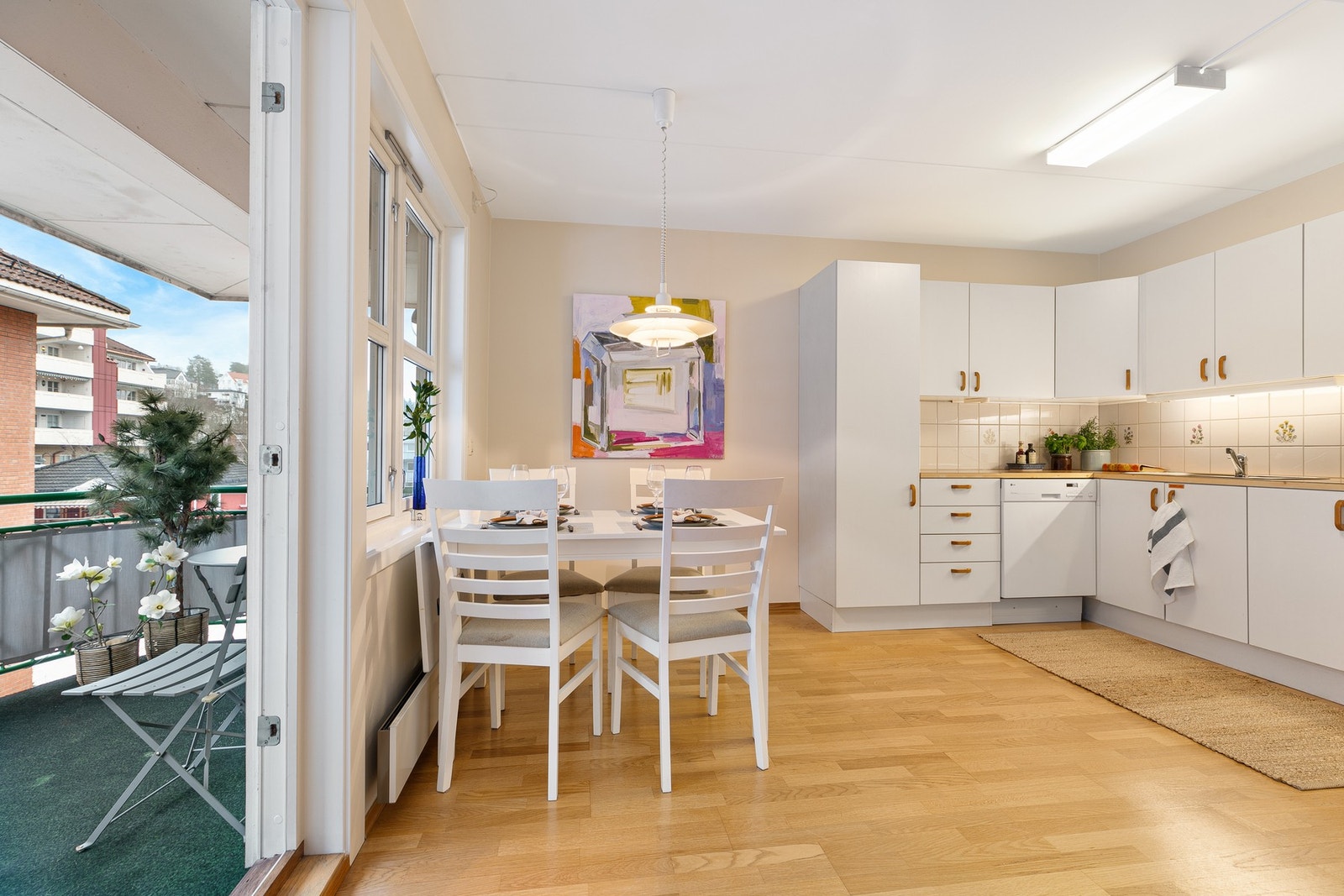 Det er fin plass for en spisestue foran vinduene ved kjøkken. Galleribilde